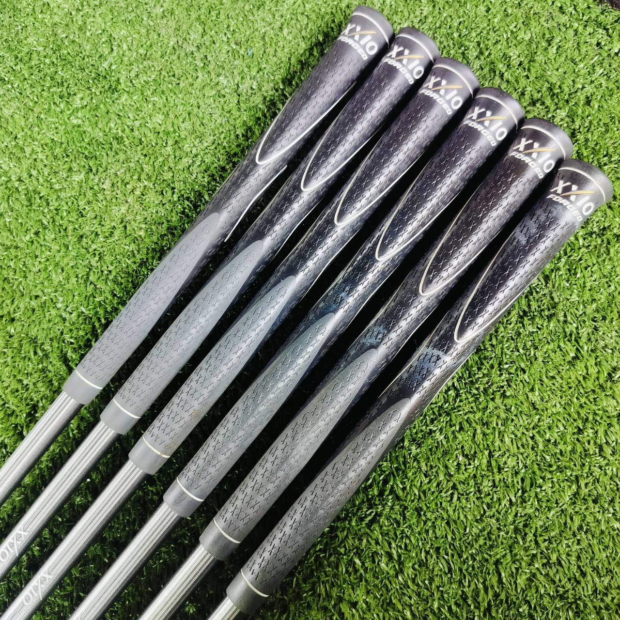 ชุดเหล็ก XXIO FORGED MX4000 เป็นรุ่นพรีเมี่ยมสุดๆของ XXIO พรีเมี่ยมกว่า IMPACT POWER เพราะเป็นวัสดุ FORGED ญี่ปุ่น และสร้างให้เป็นรูปแบบ CAVITY ใช้เนื้อ FORGED เยอะวัสดุราคาแพง ไม้กอล์ฟพรีเมี่ยมญี่ปุ่นมือสอง ของแท้ By NakaraLuxurious