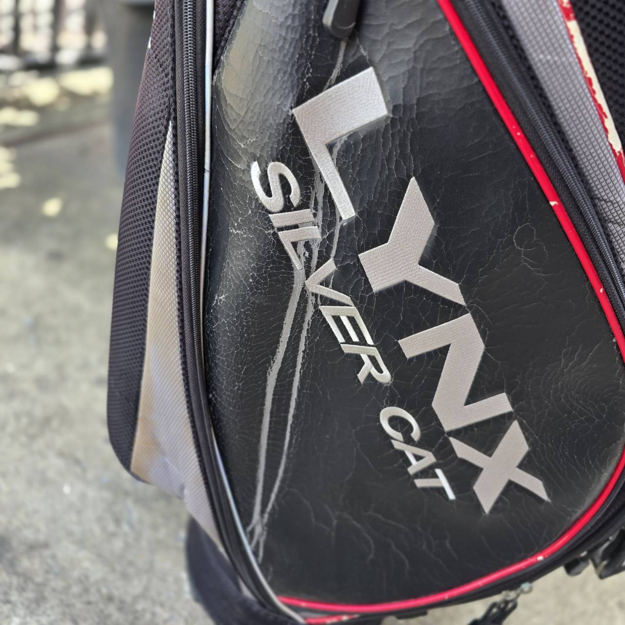 ถุงกอล์ฟ LYNX มือสอง ของแท้ มีรอยแตกบ้าง ตามการเก็บไว้ ใช้งานได้ดี ใส่ไม้ได้เยอะ