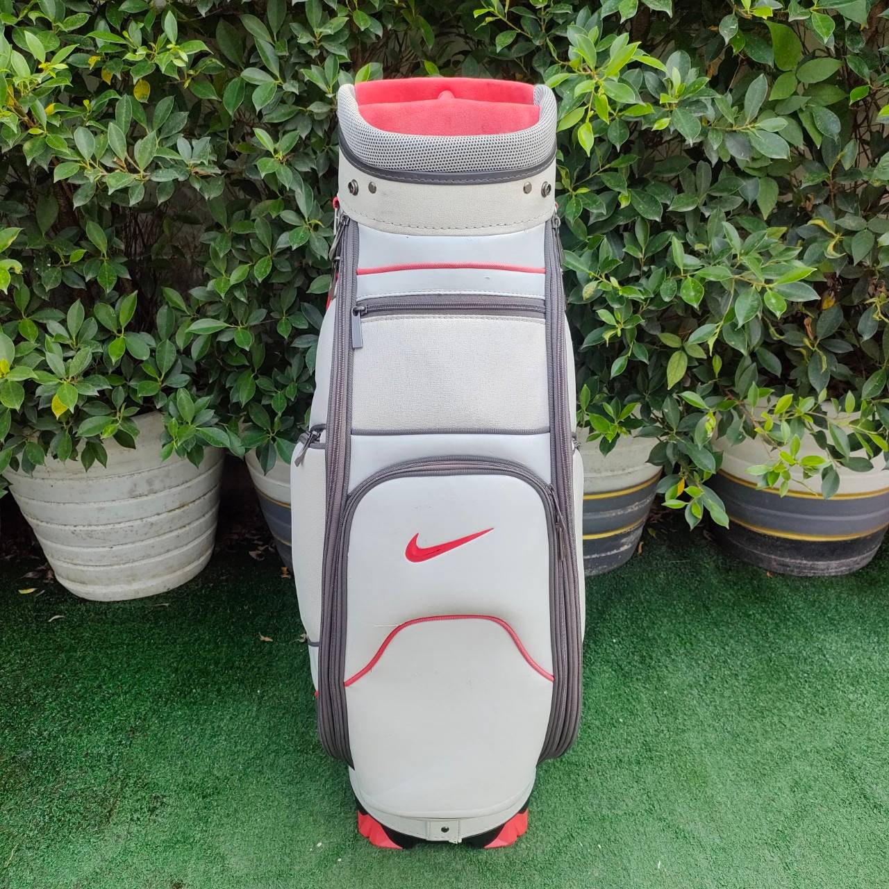 ถุงกอล์ฟ NIKE มือสอง ** ถุงกอล์ฟมีตำหนิ มีรอยลอก 2 จุด มีรุปให้ชมค่ะ **