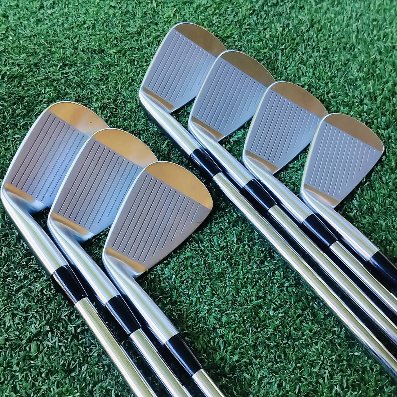 ชุดเหล็ก MIZUNO MP18 สวยนางฟ้า ออกแบบรูปทรงมาอย่างประณีต เฉียบคม สวยงามทุกมุมมอง สันใบด้านบนบาง “Grain Flow Forged HD” (High Density) ไม้กอล์ฟพรีเมี่ยมญี่ปุ่นมือสอง ของแท้ By NakaraLuxurious