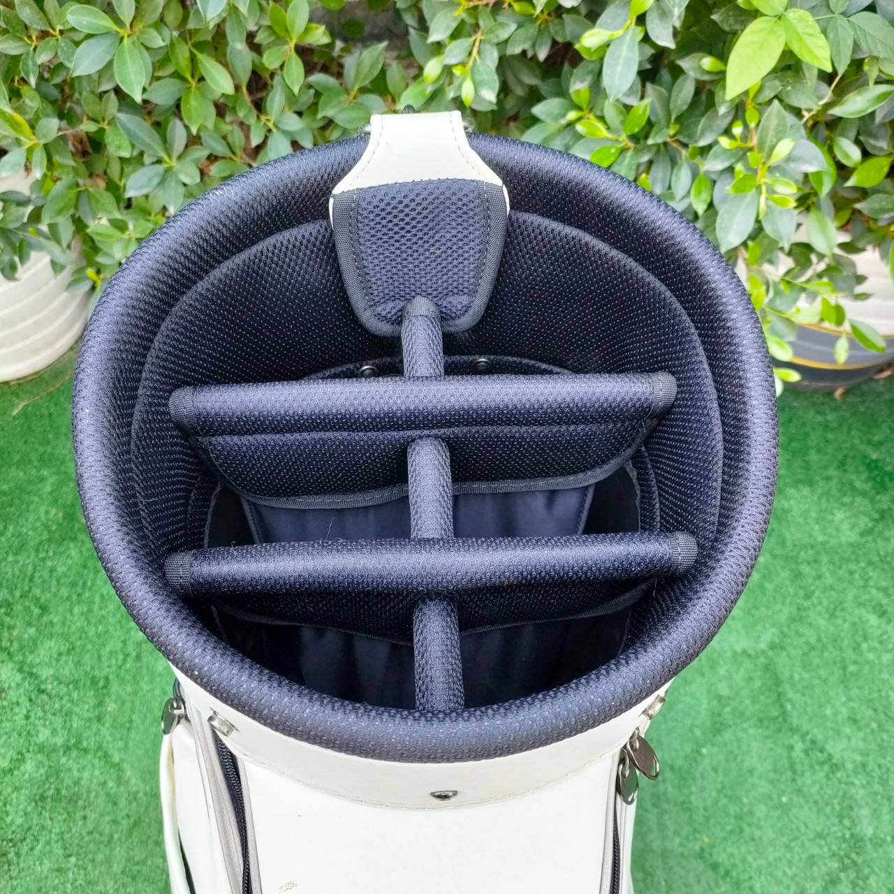 ถุงกอล์ฟ MERCEDES-BENZ มือสอง สีขาว สวย ใส่ไม้และอุปกรณ์ได้เยอะ