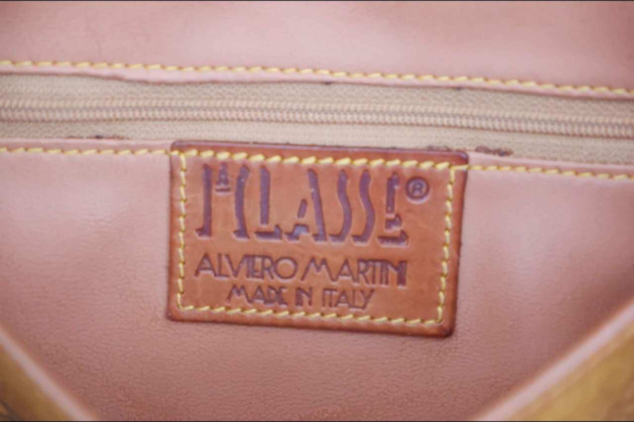 Nakala Luxurious Alviero Martini ทรงชามัวร์ค่ะ MADE IN ITALY ของแท้ 100 เปอร์เซ็นต์ มีแผนที่ประเทศไทยอยู่ตรงหน้ากระเป๋า