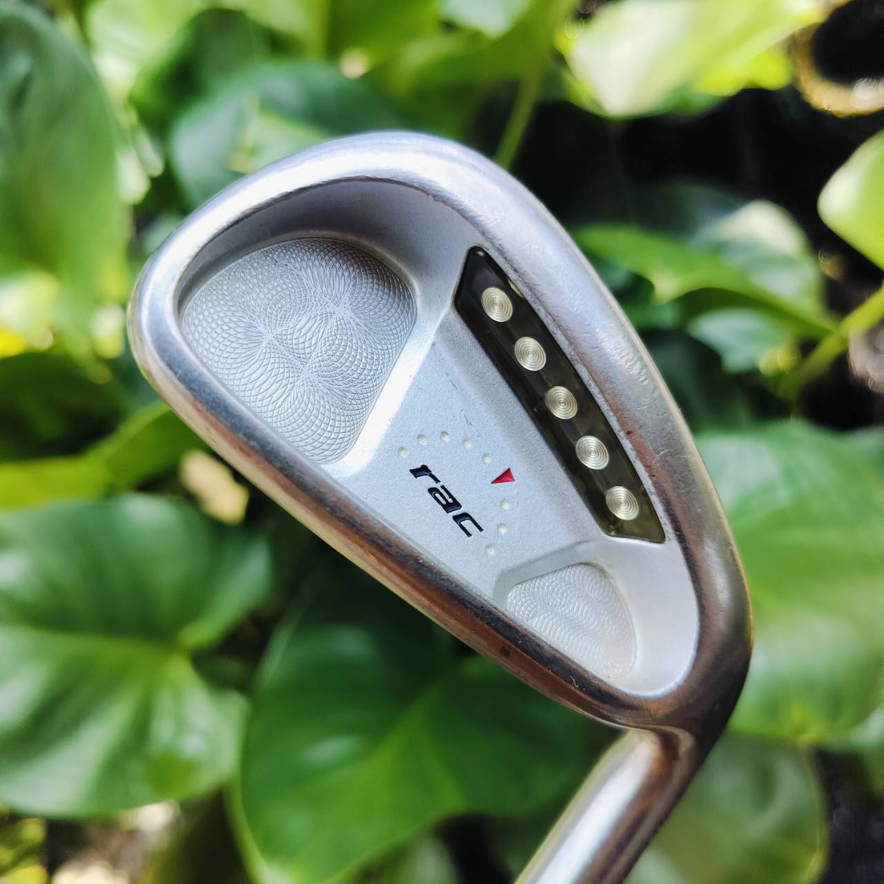 ชุดเหล็ก Taylormade RAC OS ใบใหญ่ ตีไกลกว่าปกติมาก เนื้องจากตุ้มน้ำหนัก ที่ซ่อนอยู่หลังของหน้าไม้ ช่วยให้เข้าแบอลหนักๆ เพิ่มระยะแบบสุดๆ ไม้กอล์ฟพรีเมี่ยมมือสอง ของแท้ By NakaraLuxurious