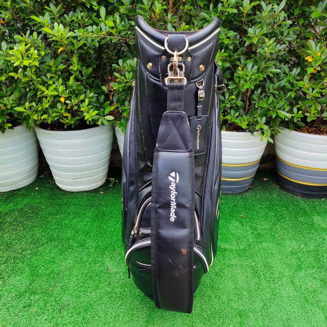 ถุงกอล์ฟ TAYLORMADE ** ถุงกอล์ฟมีตำหนิหนังลอก** ตามรูปที่ถ่ายเลยครับ