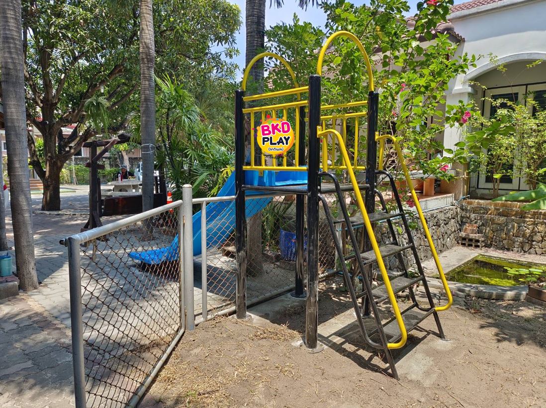 รางสไลเดอร์เดี่ยวพร้อมบันได สระน้ำ สำหรับวางขอบสระน้ำ หรือสนามเด็กเล่น เครื่องเล่นสนามเหล็ก เครื่องเล่นสนามกลางแจ้ง ผลิตในไทย ขนาด80x360x180 ซม.
