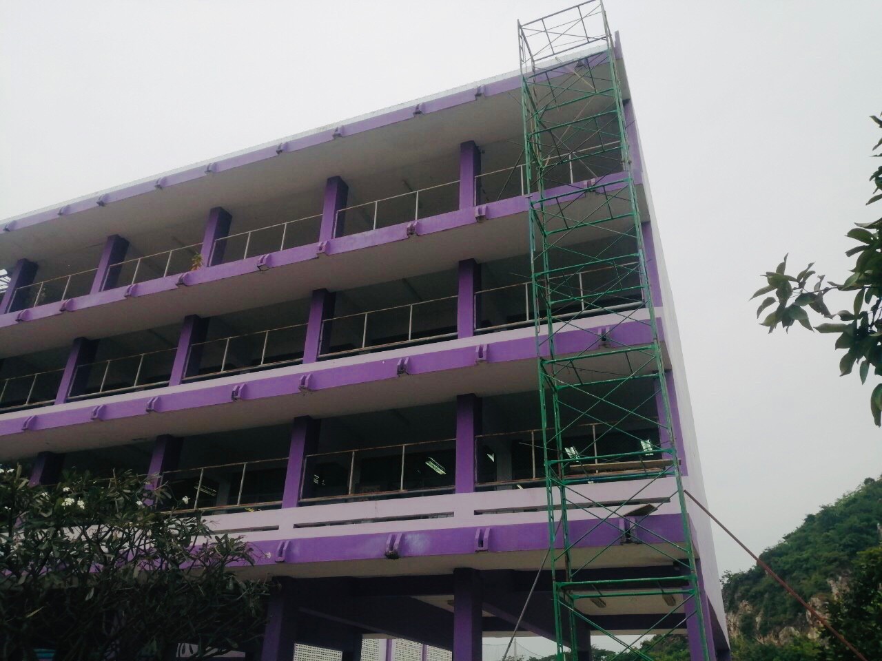 รร.อนุบาลเทศบาลต.เขางู ปรับปรุงหลังคาอาคาร 4 ชั้น