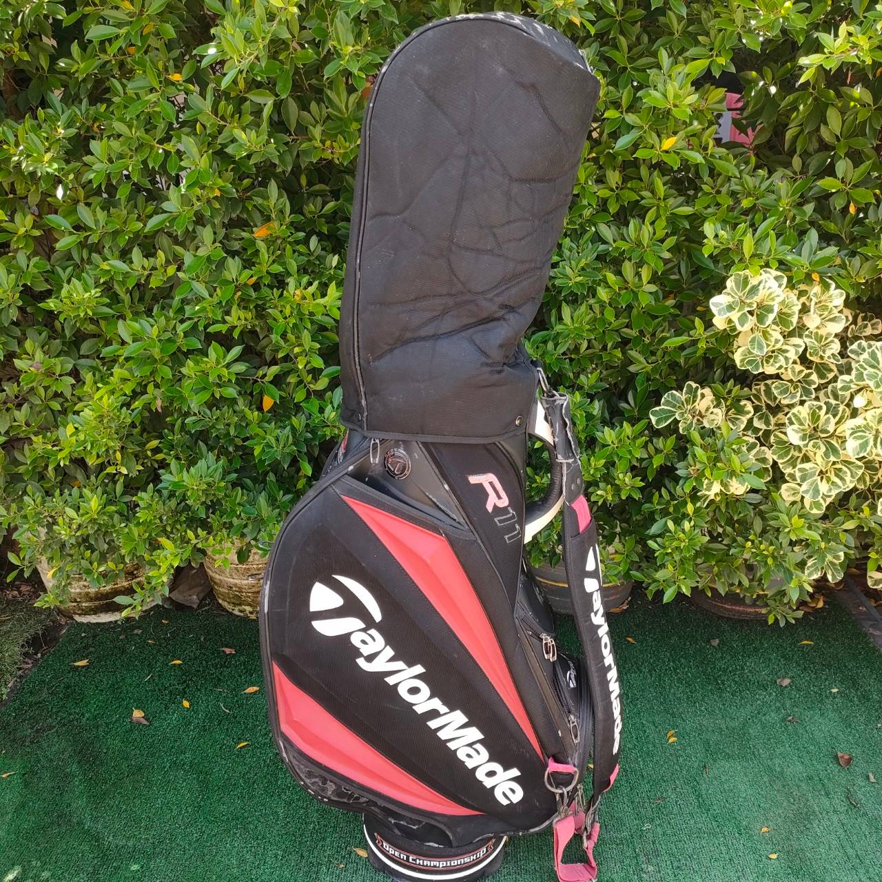 ถุงกอล์ฟ TAYLORMADE R11 มือสอง **ตำหนิมรอยลอกเยอะ!!** แต่ใช้งานได้ปกติ!! **โปรดสังเกตตำหนิให้ดีก่อนซื้อ** มือสอง ของแท้ BY NakaraLuxurious