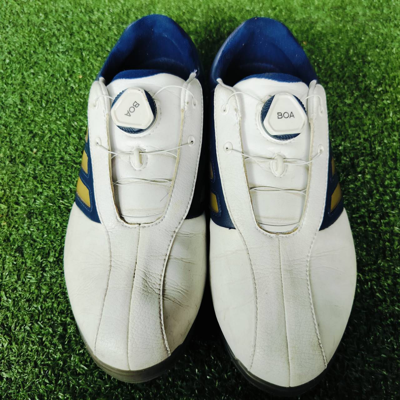 รองเท้ากอล์ฟ ADIDAS มือสอง เบอร์ 7 US ค่ะ ใส่ง่ายมาก เป็นปุ่มหมุด BOA อย่างดี ไม่ต้องคอยผูกเชือก ปุ่มยึดเกาะดีมาก ปรับเปลี่ยนได้ ไม้กอล์ฟพรีเมี่ยมญี่ปุ่นมือสอง By NakaraLuxurious