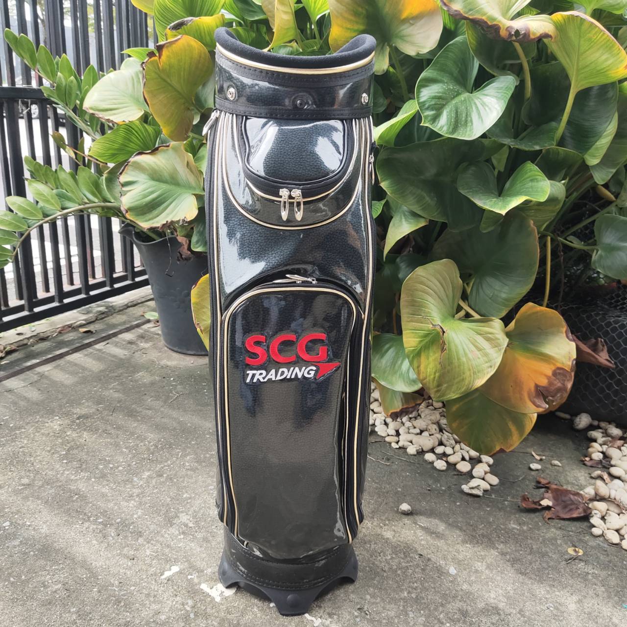 ถุงกอล์ฟ SCG มือสอง ใช้น้อยมากๆ ถุงหนังแก้ว สวยหรูหรา ดูดีมากค่ะ เป็นถุง TOUR ใบใหญ่ ใส่ของได้จุกๆ