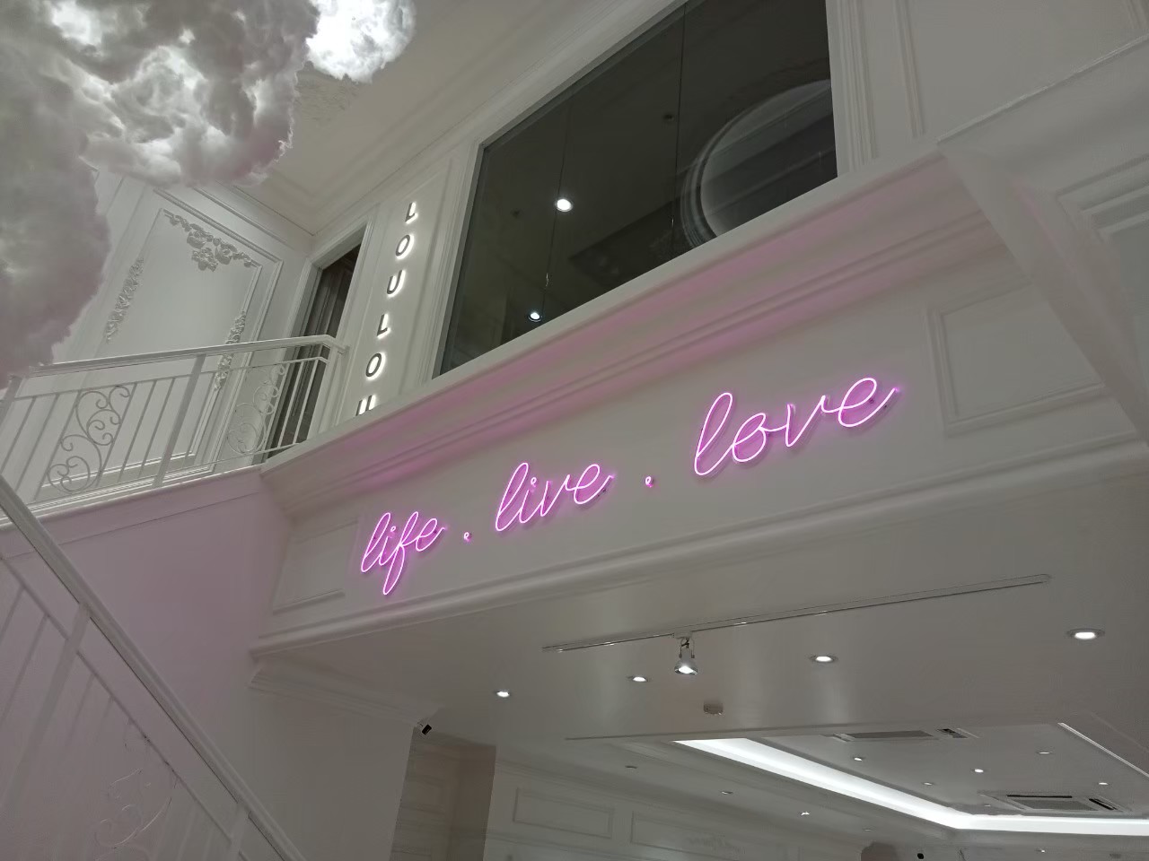 ไฟนีออน เฟค