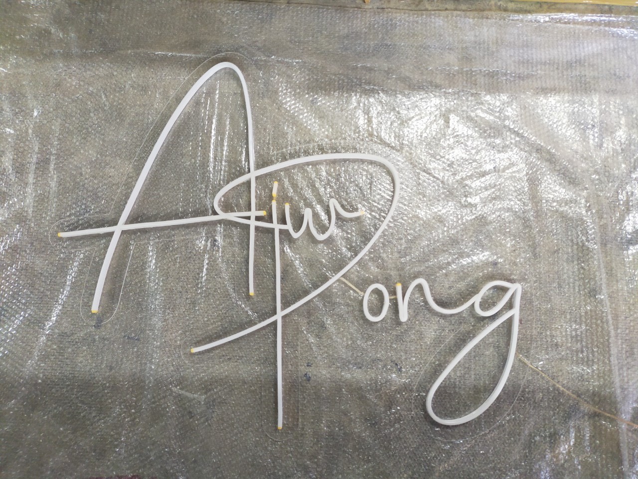 ไฟนีออน