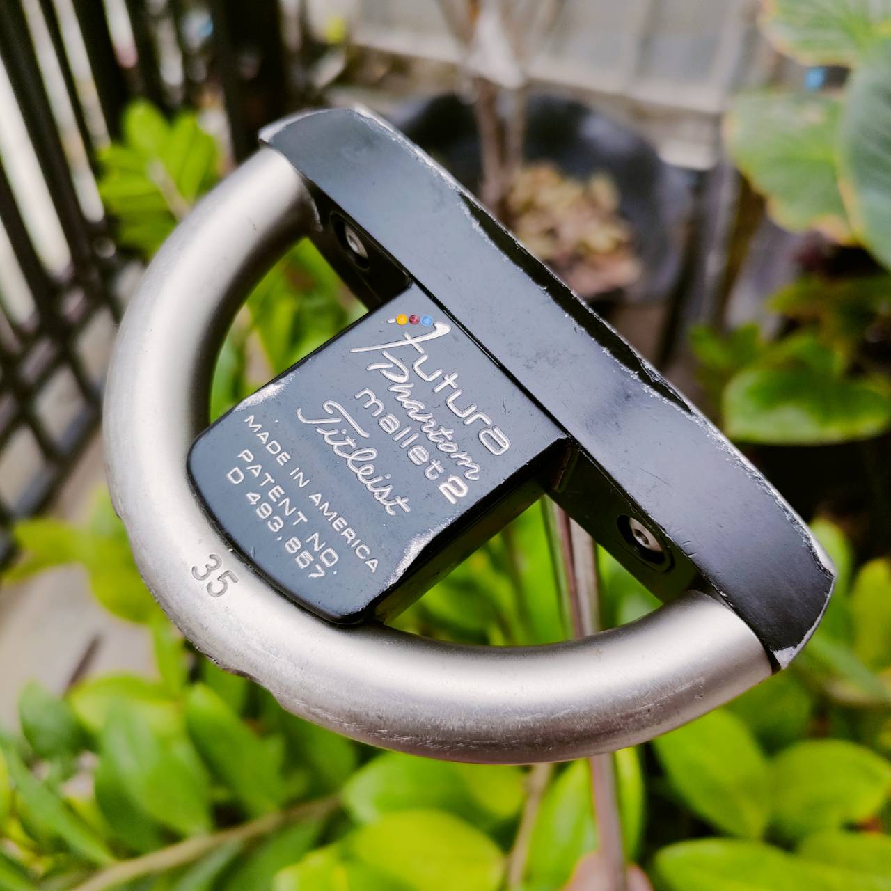 PUTTER TITLELIST SCOTTY CAMERON FUTURA MALLET2 ความยาว 35 นิ้ว พัตต์นิ่งมาก แม่นยำ ตัวถ่วงบล๊านซ์ด้านหลัง สองหมุด ชดเชย ความผิดพลาดได้อย่างสูงมากๆ นิ่งมาก ก้านตรง เวลาพัตต์ฟีลลิ่งดีมากๆๆครับ หน้า MILLED พัตต์เกาะไลน์สุดๆ เส้นเล็งดีมากๆ ไม้กอล์ฟมือสอง ของแ