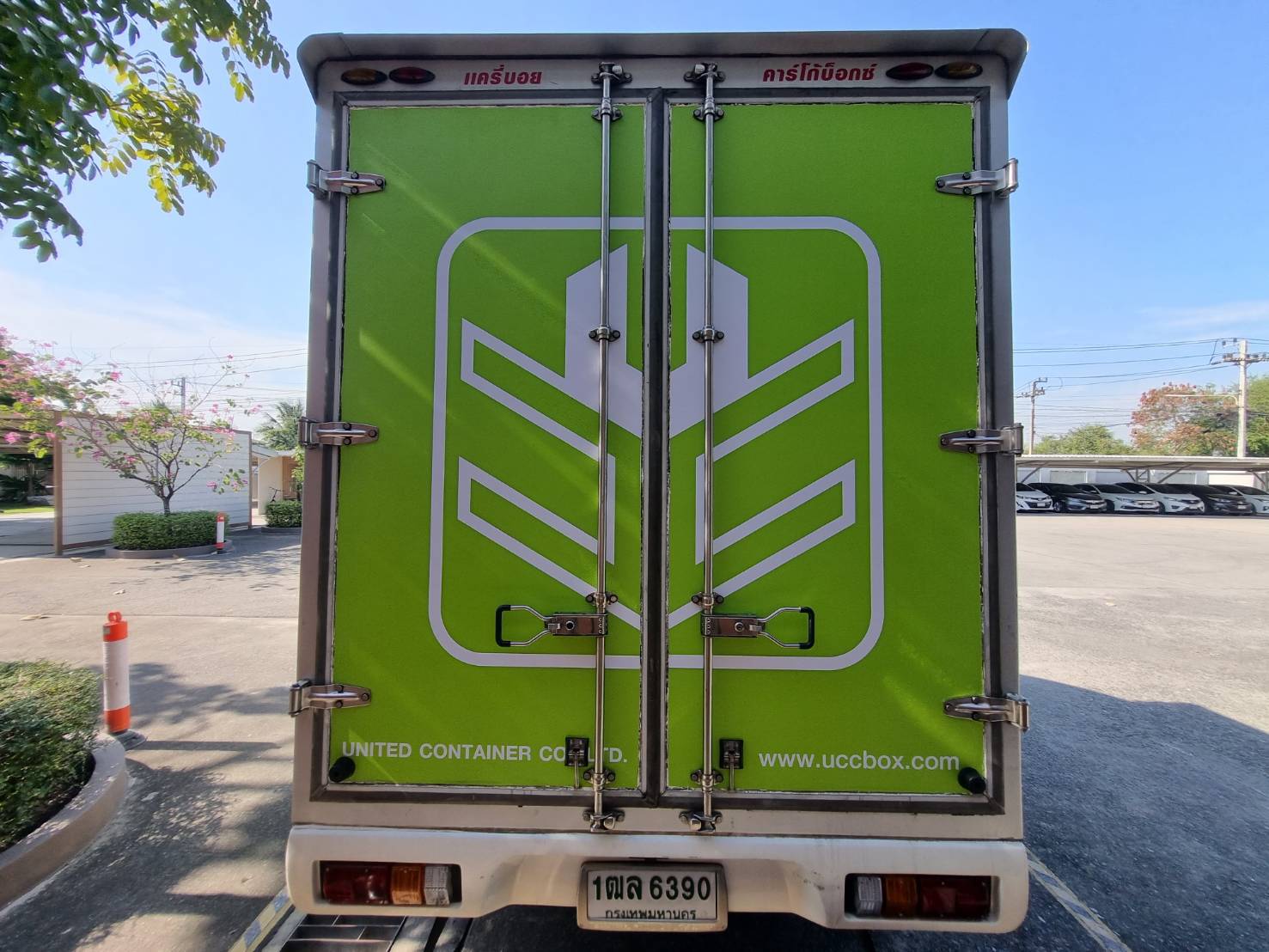 งานติดตั้งติดสติ๊กเกอร์รถกระบะตู้ทึบ