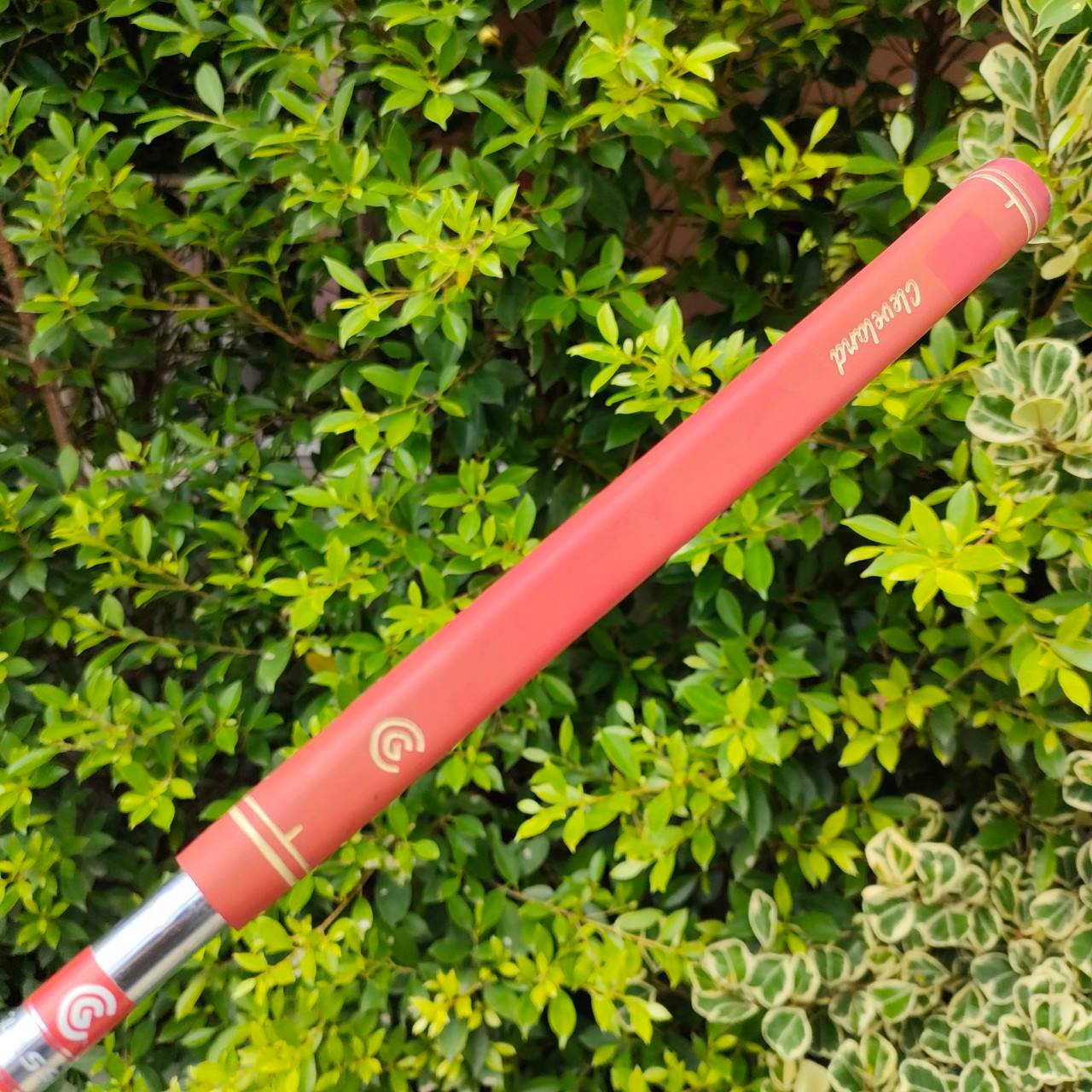 PUTTER CLEVELAND COLLECTION CLASSIC 3 ก้าน CLEVELAND CLASSIC 3 ความยาว 34 นิ้ว มาพร้อม COVER เดิมๆ แต่ COVER มีแตกลายงา ตัวนี้ทำออกมาได้มาตรฐานระดับโลก มีบอก LIE : 70 , LOB : 3 หน้าสัมผัส MILLED เต็มรูปแบบ ถ้าเอาตรงๆคือเหมือนได้ CAMERON ในราคาไม่ถึง 2 พัน