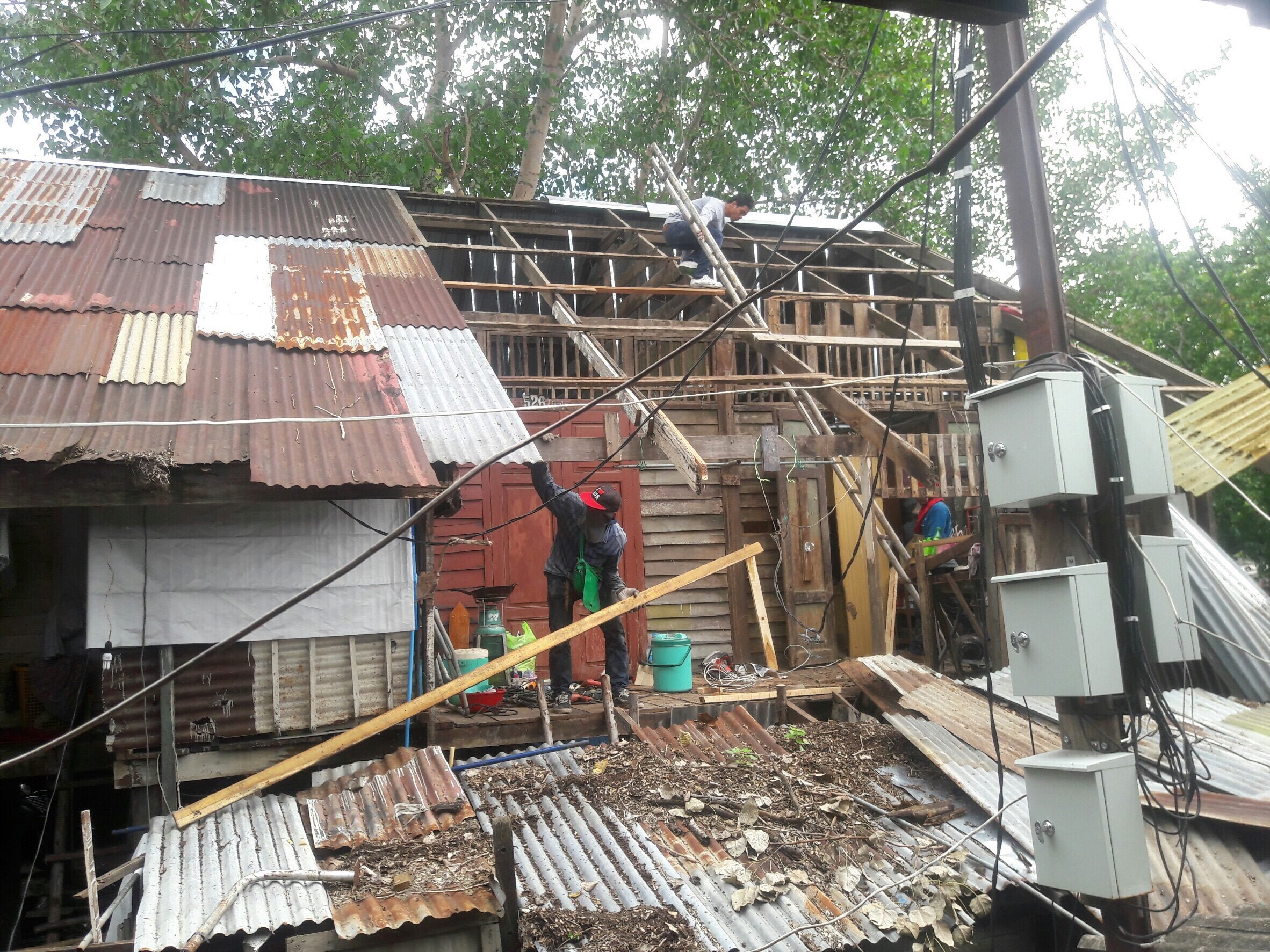 งานดีดบ้านขึ้น,เปลี่ยนฝ้า,เปลี่ยนหลังคาบ้านพัก การรถไฟแห่งประเทศไทย