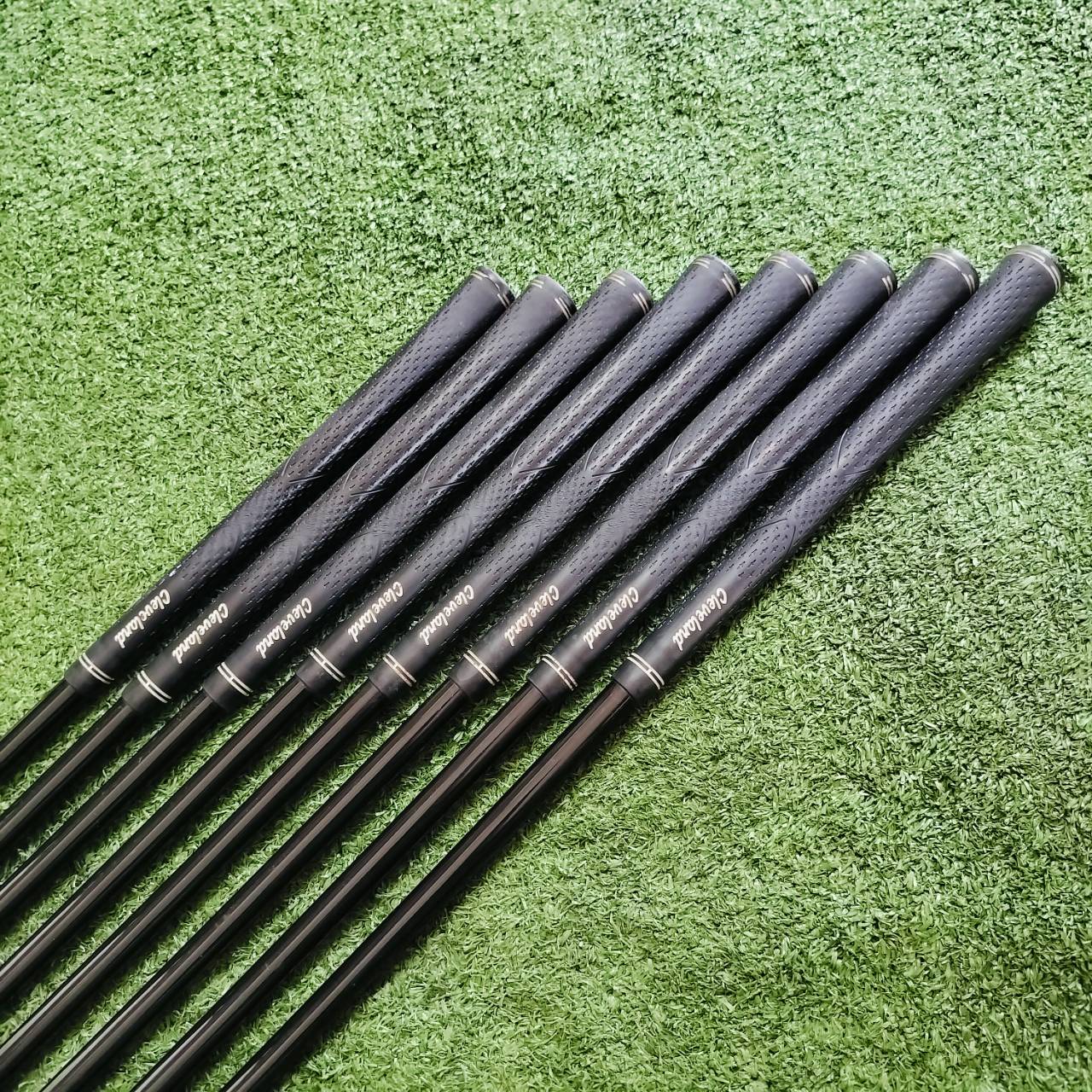 ชุดเหล็ก CLEVELAND LAUNCHER ชุดเหล็กตีง่าย มาตรฐานสูง สภาพสวยเดิมทุกชิ้น ทั้งก้านและกริพ ไม้กอล์ฟพรีเมี่ยมมือสอง ของแท้ By NakaraLuxurious