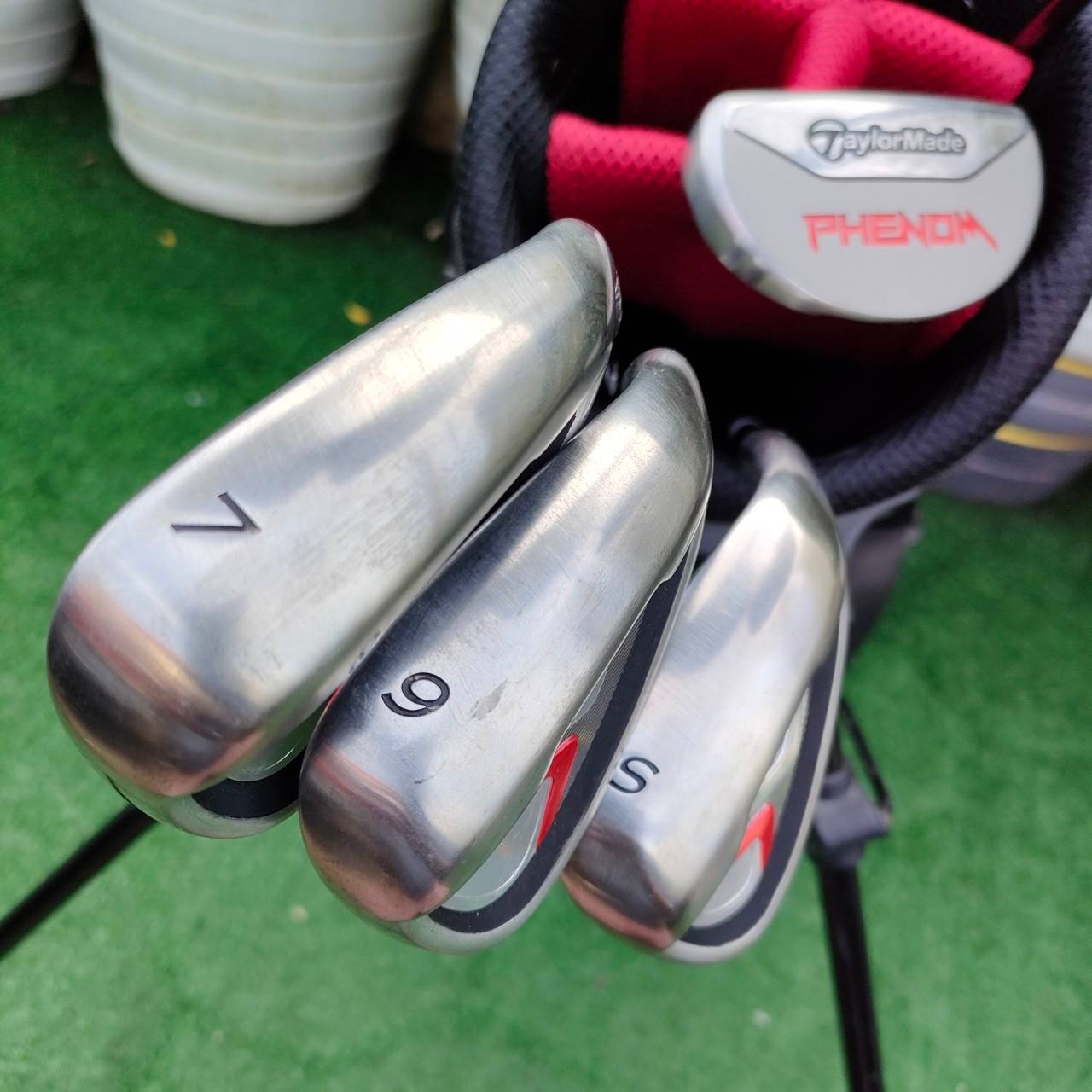 **ไม้กอล์ฟครบชุดสำหรับเด็ก** TAYLORMADE PHENOM พร้อมถุงกอล์ขาตั้ง สภาพสวยนางฟ้าสุดๆ สำหรับน้องที่อายุ 9 - 12 ขวบ