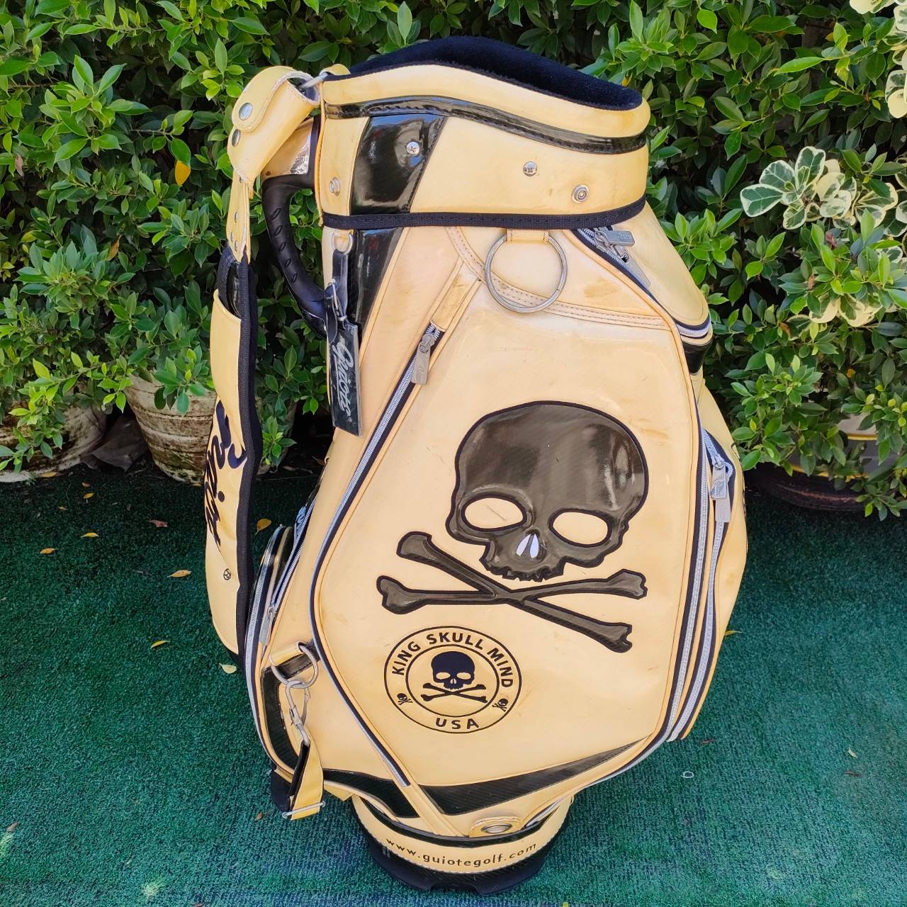 ถุงกอล์ฟ Guiote Golf มือสอง KING SKULL MIND USA ของใหม่ ราคาหมื่นกว่าๆเลย!! มีร่องลอยการใช้ทั่วไป สภาพพร้อมใช้ มือสอง ของแท้ BY NakaraLuxurious