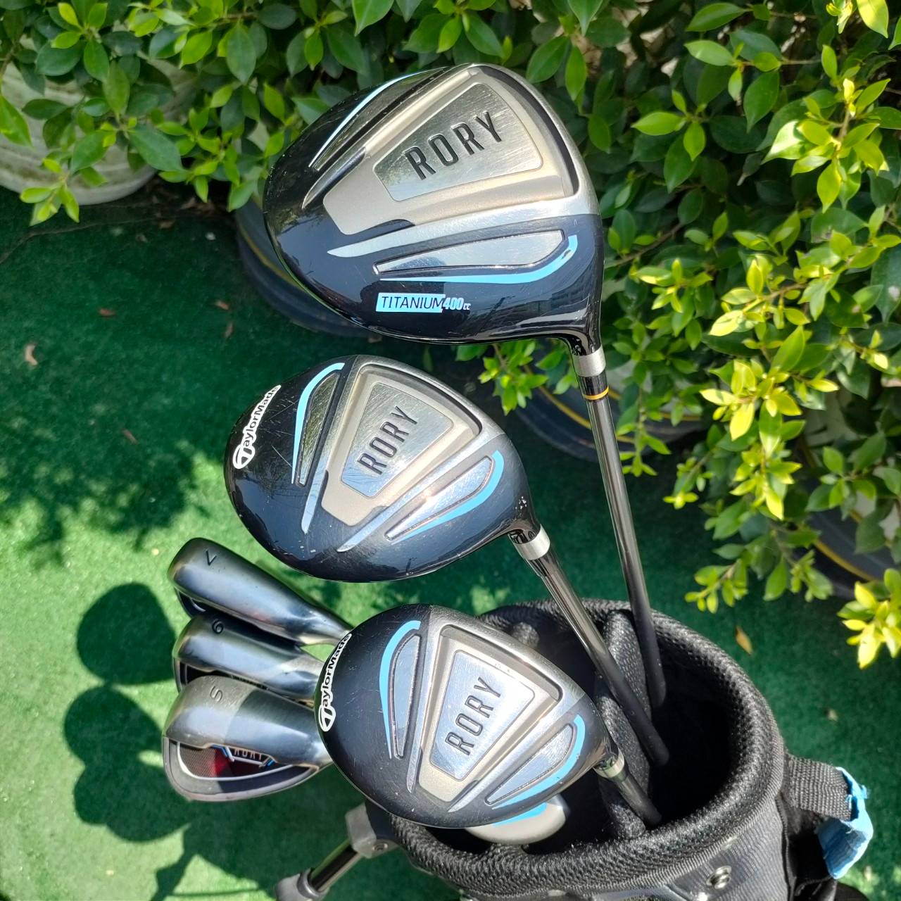 ** ไม้กอล์ฟสำหรับเด็ก ** FULLSET TAYLORMADE RORY ทั้งชุดประกอบด้วย หัวไม้ เเฟร์เวย์ ไฮบริด ชุดเหล็ก 7 9 SW ** เหล็ก 7 ความยาว 33 นิ้ว ** PUTTER TAYLORMADE RORY พร้อมถุงกอล์ฟ ขาตั้ง Taylormade ทุกอย่างของแท้เดิมๆทั้งหมดเลยครับ
