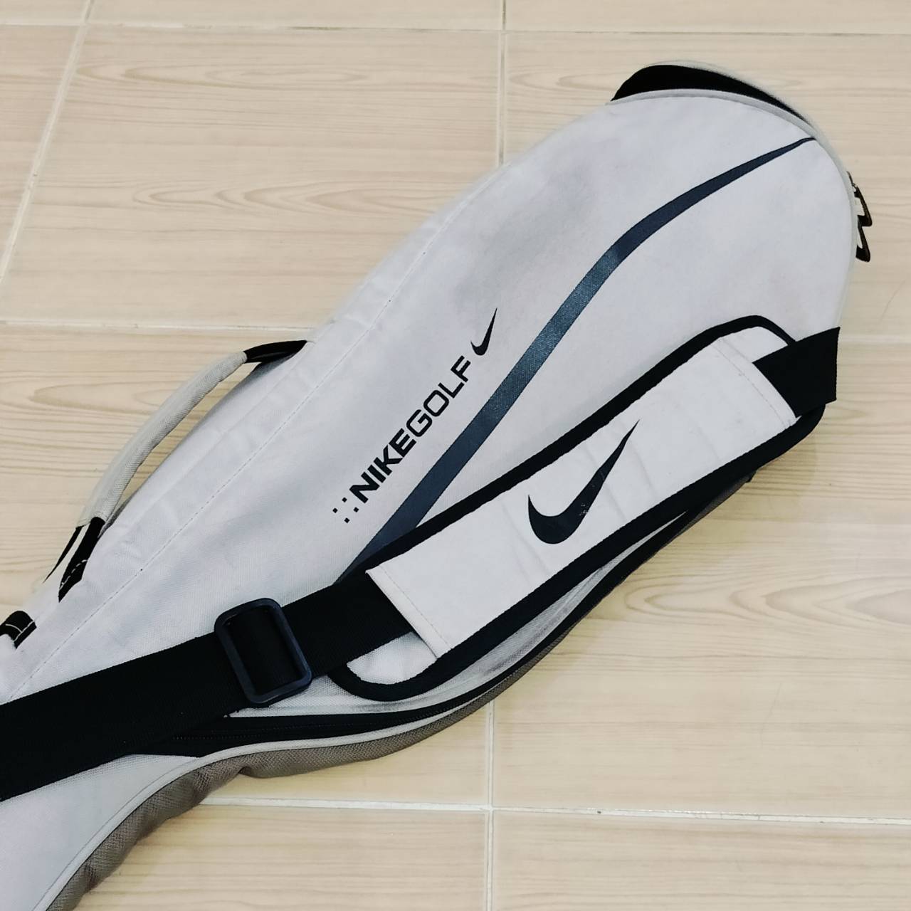 ถุงกอล์ฟ HALF SET NIKE ของแท้ มือสอง ใช้สะดวกสบาย แบ่างไม้ไปซ้อม หรือไปต่างจังหวัดดีมาก