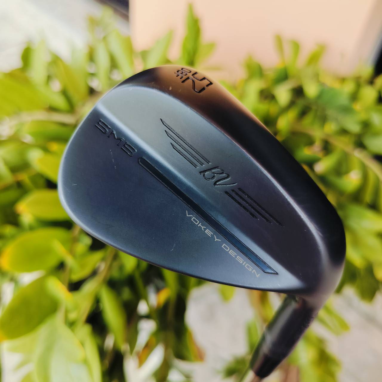 WEDGE TITLEIST VOKEY DESIGN SM9 Jet Black องศา 52 BOUNCE 8 F Grind ฐานด้านล่างเต็ม เหมาะกับการตีแบบเต็มวง และการเล่นลูกสั้นแบบหน้าไม้สแควร์ นักกอล์ฟในพีจีเอทัวร์เลือกใช้มากที่สุด ไม้กอล์ฟพรีเมี่ยมมือสอง ของแท้ By NakaraLuxurious