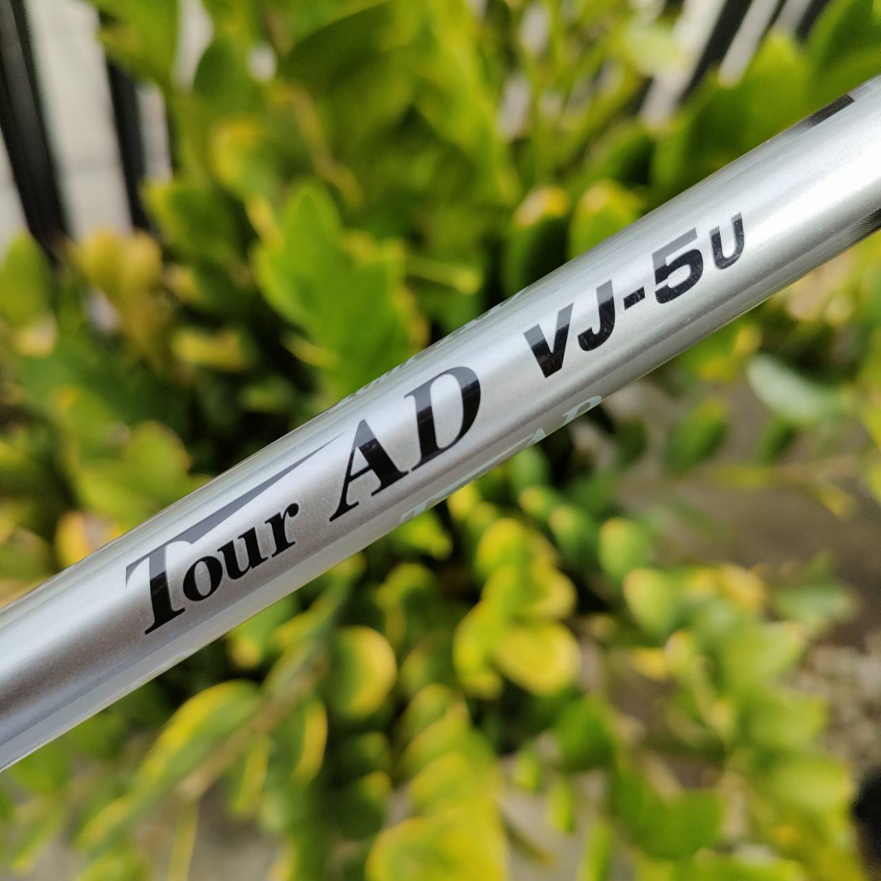 U5 KATANA VOLTIO III G SERIES เป็นรุ่นที่มีออฟเซ็ท ตีตรงมากๆ ช่วยท่านที่ตีไม่แม่น ตีเหล็กยาวไม่ได้ ต้องไม้นี้เลยค่ะ แก้ปัญหาตีเฟดได้อย่างดีมาก ไม้กอล์ฟพรีเมี่ยมญี่ปุ่นมือสอง ของแท้ By NakaraLuxurious