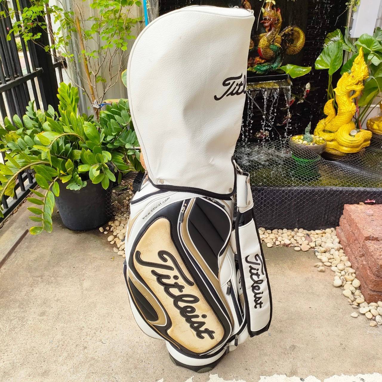 ถุงกอล์ฟ Titleist ถุง TOUR มือสอง สภาพพร้อมใช้ หนังตรงกลางมีเหลืองบ้าง โดยรวมใช้ได้ดีมากๆ แข็งแรง *** ลดราคาพิเศษ *** ไม้กอล์ฟพรีเมี่ยมมือสอง ของแท้ By NakaraLuxurious