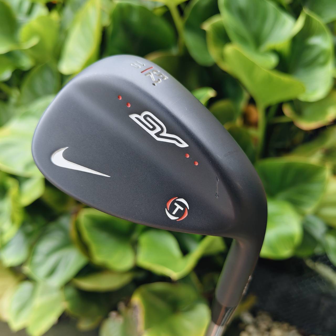 Wedge Nike SV‑T 52° / Bounce 10° Grooves: CNC milled grooves ช่วยให้ spin ดีและควบคุมระยะทางง่าย