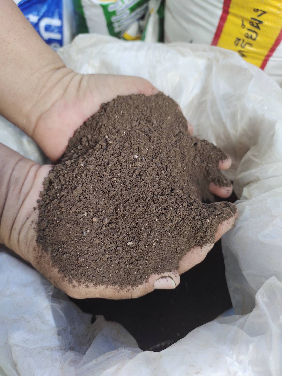 ปุ๋ยมูลไก่แบบผง ปุ๋ยอินทรีย์ชนิดผง ปุ๋ยขี้ไก่พร้อมใช้ chicken manure powder ขนาดบรรจุ 25 กิโลกรัม