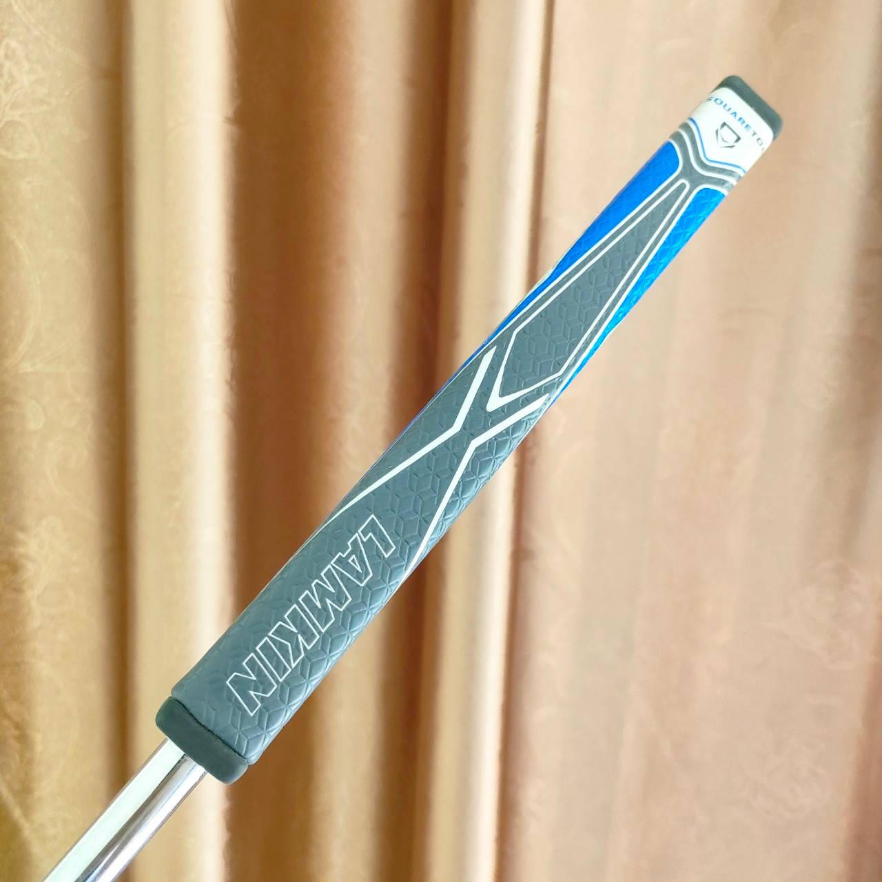 PUTTER TITLELIST SCOTTY CAMERON STUDIO SELECT NEW PORT 2.6 ความยาว 33 นิ้ว คอแบบเสียบตรง เพื่อให้ผู้เล่นมีศูนย์เล็งสายตาที่ดีที่สุด ผู้เล่นสามารถใช้จุดรวมสายตาเพื่อพัฒนาการตั้งค่าหน้าพัตเตอร์