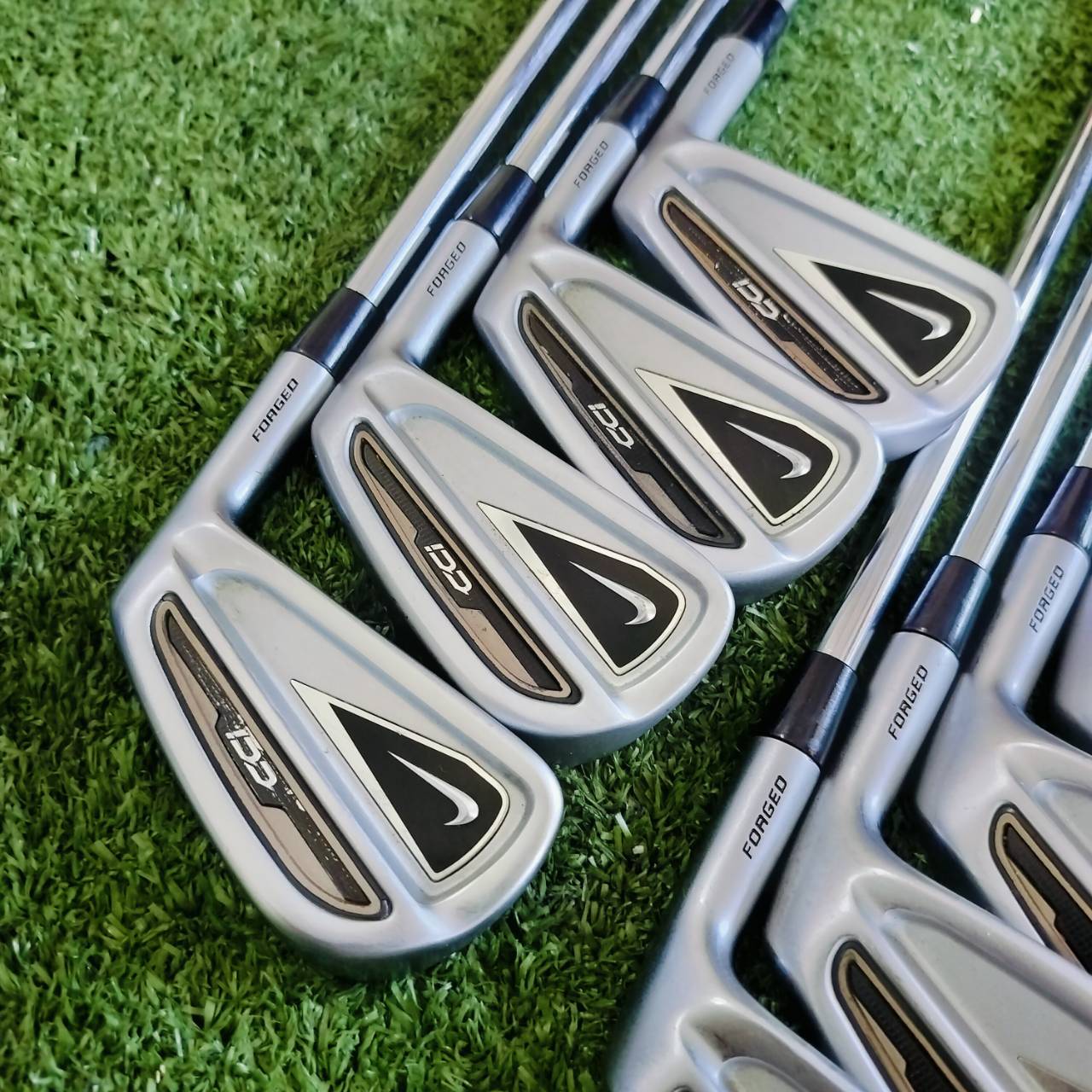 ชุดเหล็ก NIKE CCI FORGED มีเหล็ก 3 4 5 6 7 8 9 เเละ PW ก้าน DYNAMIC GOLD S300 สภาพเดืมๆ ตีง่าย ตัว FORGED วัสดุพรีเมี่ยม นุ่มมาก และเป็นเหล็กที่ตีมันส์มากๆเลยค่ะ ไม้กอล์ฟพรีเมี่ยมมือสอง ของแท้ By NakaraLuxurious