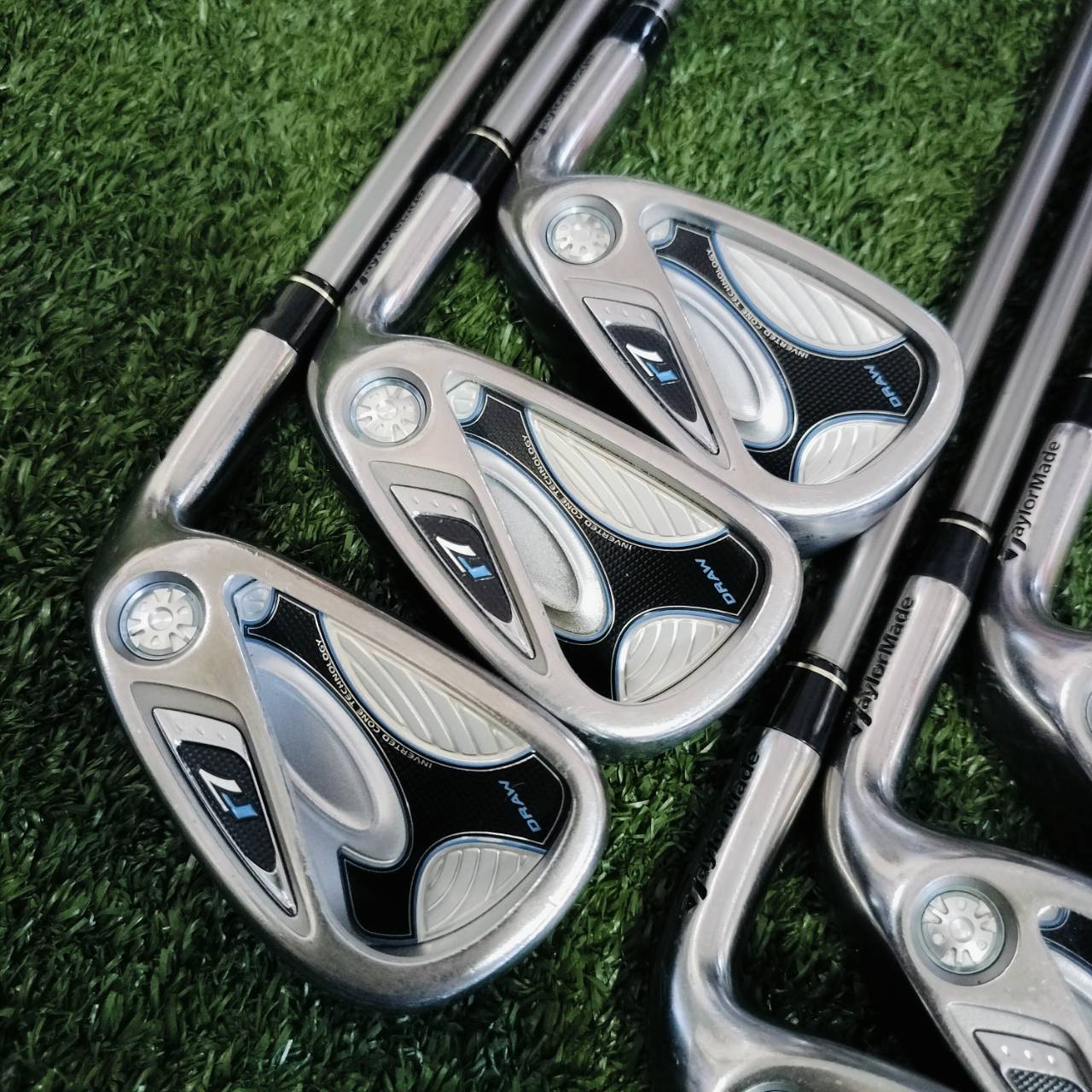 ** ไม้กอล์ฟผู้หญิง ** ชุดเหล็ก Taylormade r7 Draw วางหมุดน้ำหนักไว้ช่วยคุณผู้หญิง ที่มักตีเฟดออกขวาให้กลับมาตรง ชดเชยความผิดพลาดอย่างมาก ตีโดนง่ายมาก ก้านเบาพรีเมี่ยม เป็นก้าน RE*AX 45 กรัมเท่านั้น!!! ไม้กอล์ฟพรีเมี่ยมมือสอง ของแท้ By NakaraLuxurious