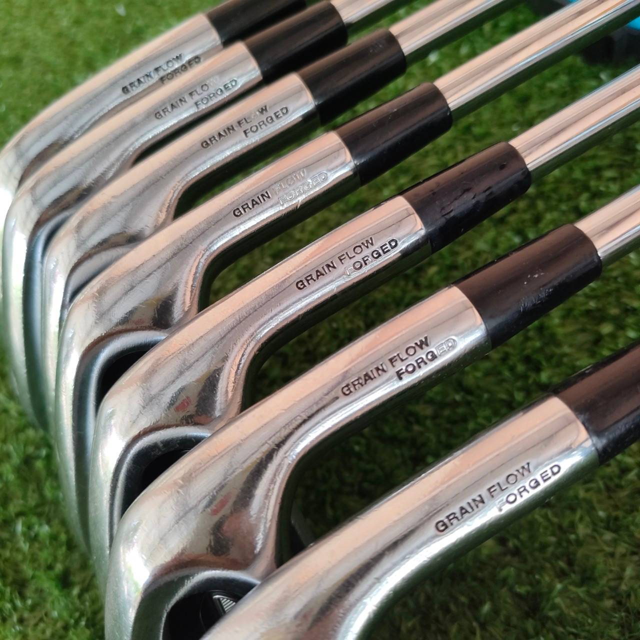 ชุดเหล็ก MIZUNO JPX800 FORGED มีเหล็ก 5-9 เเละ PW GW ก้าน NS.PRO 950 GH FLEX R เหล็ก GRAIN FLOW FORGED JAPAN รุ่นสุดพรีเมี่ยมของ MIZUNO ทั้ง FORGED และมี CAVITY ทั้งนุ่มและตีง่ายมากๆครับ ชุดนี้ มีถึง WEDGE ด้วยแล้วนะครับ ก้านก็ดีมาก เบาเพียงแค่ 95 กรัม