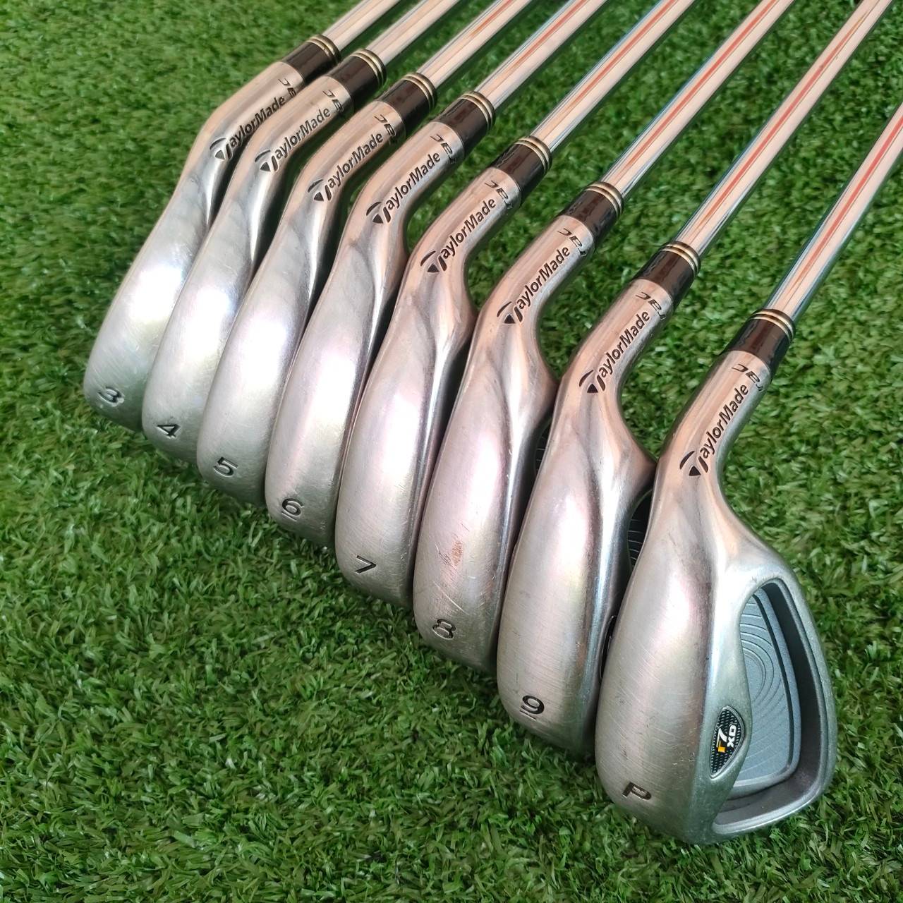 ชุดเหล็ก TAYLORMADE r7 XD มีเหล็ก 3-9 เเละ PW ก้าน TAYLORMADE FLEX R รุ่น XD เป็นรุ่นหน้าเด้งนะครับ ที่หน้าไม้จะมีแผ่นไทเทเนียมอีก 1 ชั้นครับ สังเกตที่รูปหน้าไม้ จะมีขอบแผ่นอยู่ครับ ทำให้ชุดนี้ทั้งตีง่ายและตีไกลแบบจัดๆ ไม่ต้องส่งมาก็สามารถตีได้ดีครับ