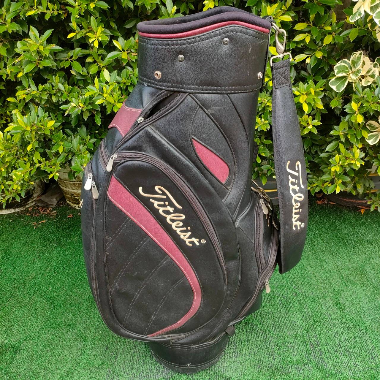 ถุงกอล์ฟ TITLEIST มือสอง **ถุงกอล์ฟมีตำหนิชิฟรูดไม่ได้ 1 จุด เเละที่จับถุงขาด**โปรดสังเกตตำหนิให้ดีก่อนซื้อ** มือสอง ของแท้ BY NakaraLuxurious