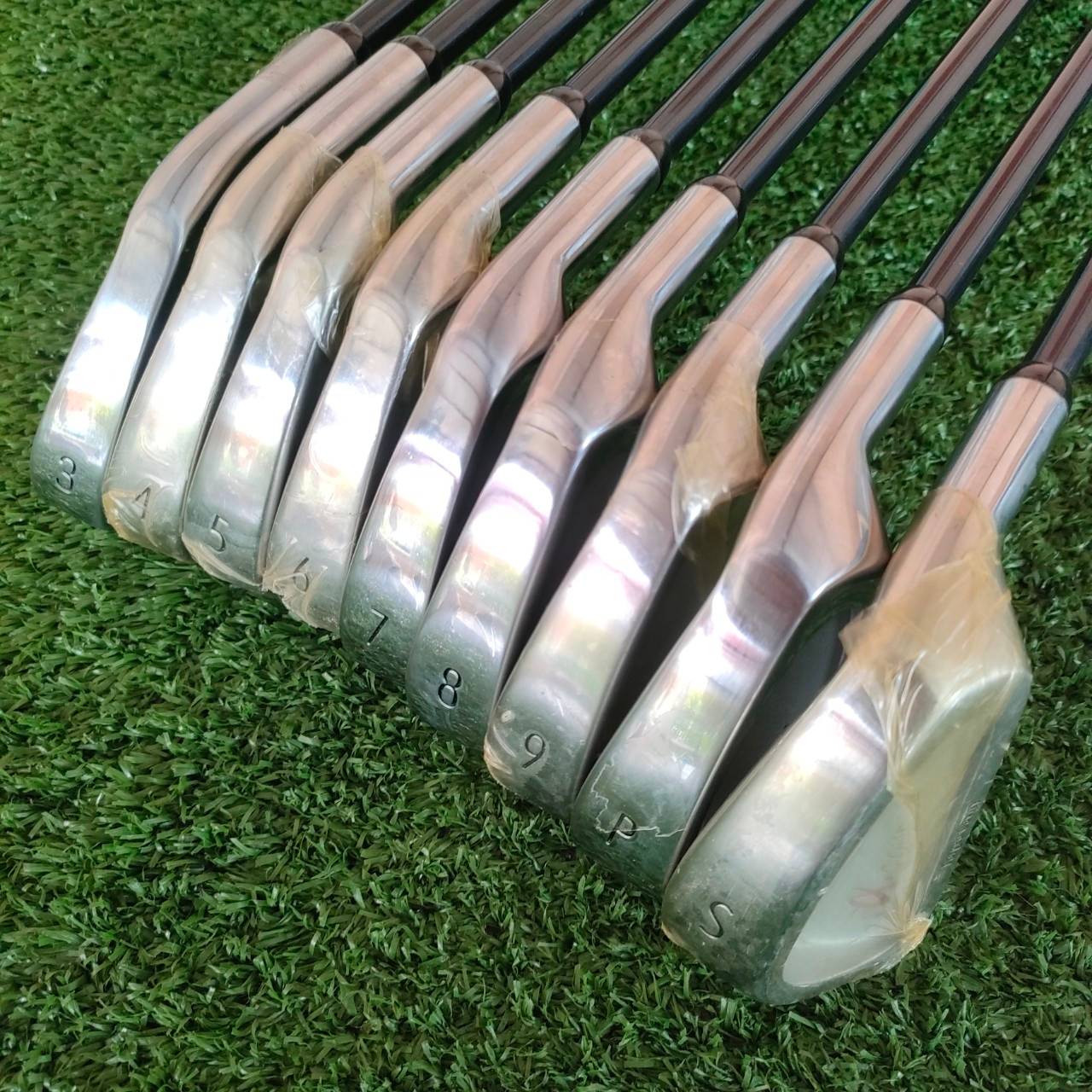 ชุดเหล็ก KENT α .TOUR FORGED CAVITY ของใหม่ ในซีล แต่มี กริพนึงมีตำหนิ รูปสุดท้าย มีเหล็ก 3-9 เเละ PW SW ก้าน KENT α-TOUR FLEX R เป็นเหล็ก FORGED CAVITY สุดพรีเมี่ยม!! ไม้กอล์ฟมือหนึ่ง ของแท้ BY NakaraLuxurious