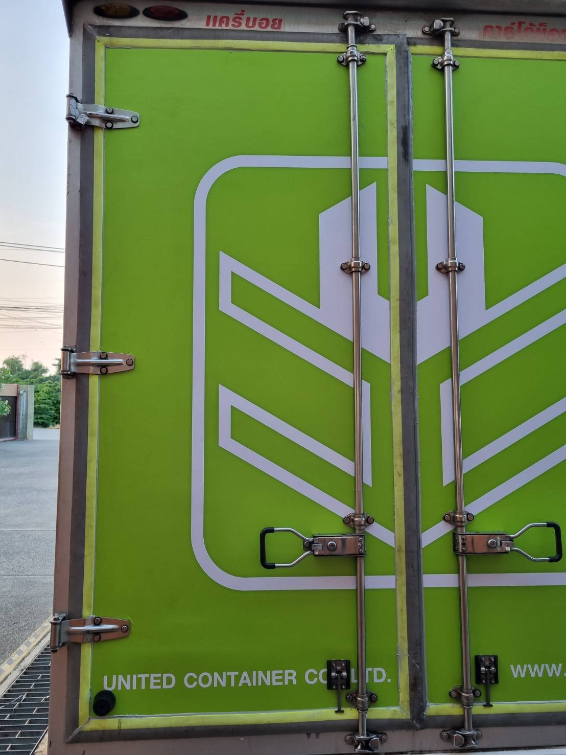 งานติดสติ๊กเกอร์รถกระบะตู้ทึบ