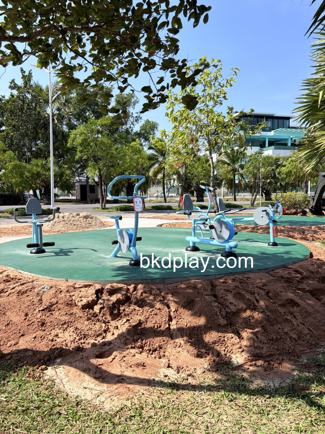 เครื่องออกกำลังกายกลางแจ้ง อุปกรณ์นั่งปั่นจักรยาน ลานกีฬาอเนกประสงค์ สนามกีฬา สั่งผลิตตามสีที่ต้องการได้