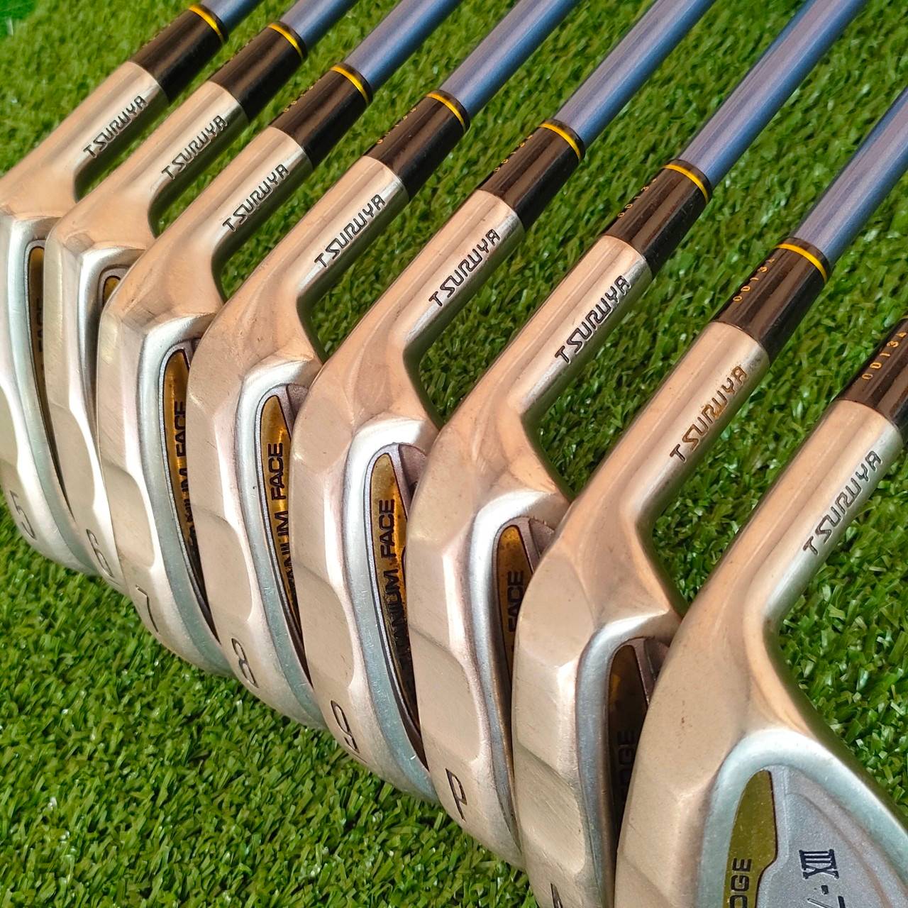 ชุดเหล็ก TSURUYA AXEL - XIII สุดยอดชุดเหล็กหน้าเด้ง หน้าไม้ PURE TITANIUM ที่รูปจะมีแผ่นไทเทเนี่ยมอีกแผ่น มีเหล็ก 5 - 9 เเละ PW AW SW