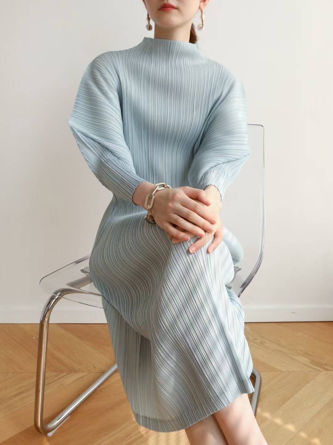 2MUAY รุ่น GJO7877 HIGH NECK ANGLE SLEEVE PLEAT DRESS เดรสผู้หญิง เดรสพลีทคุณภาพ 11สี FREE SIZE