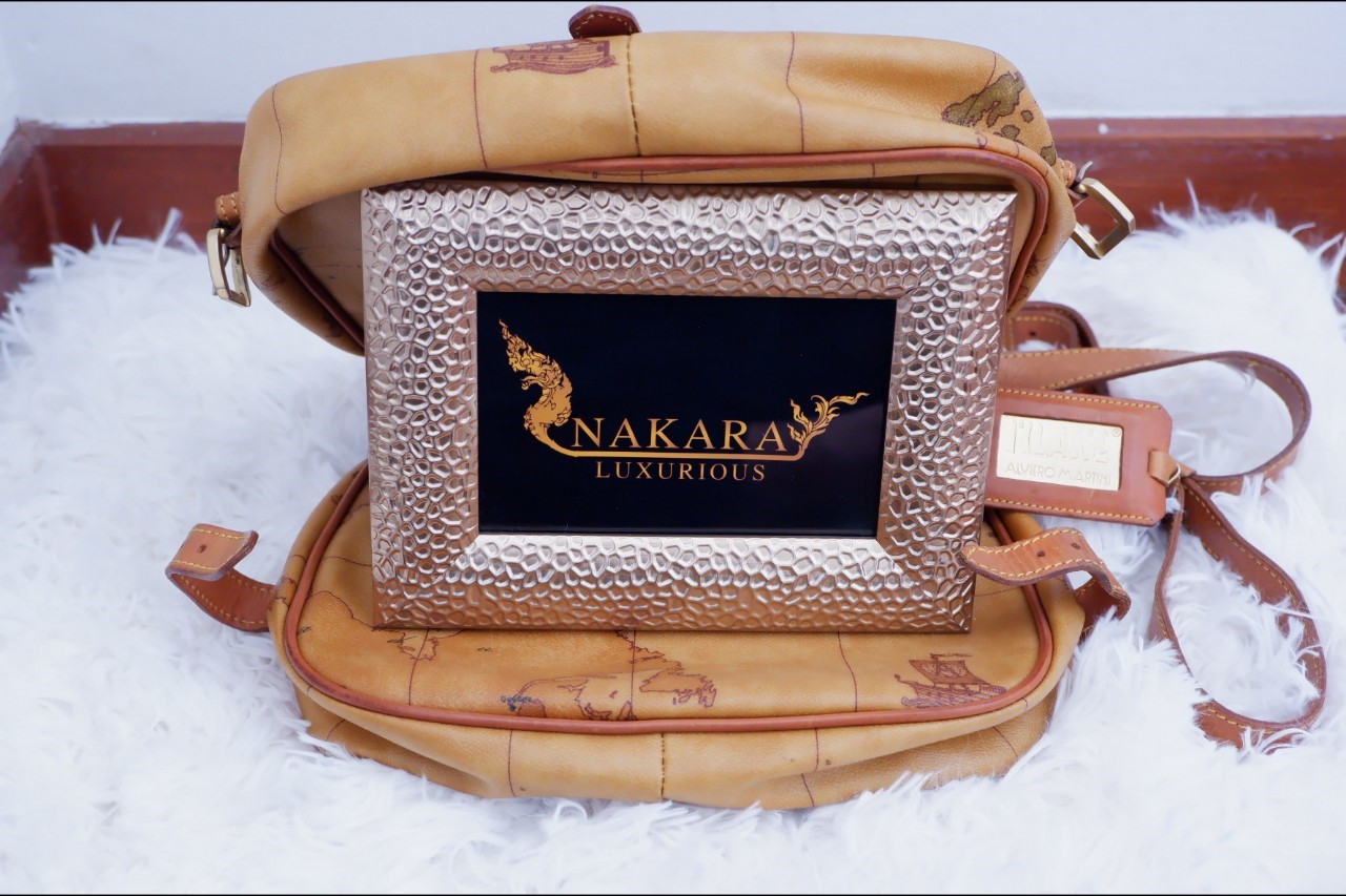 Nakala Luxurious Alviero Martini ทรงชามัวร์ค่ะ MADE IN ITALY ของแท้ 100 เปอร์เซ็นต์ มีแผนที่ประเทศไทยอยู่ตรงหน้ากระเป๋า