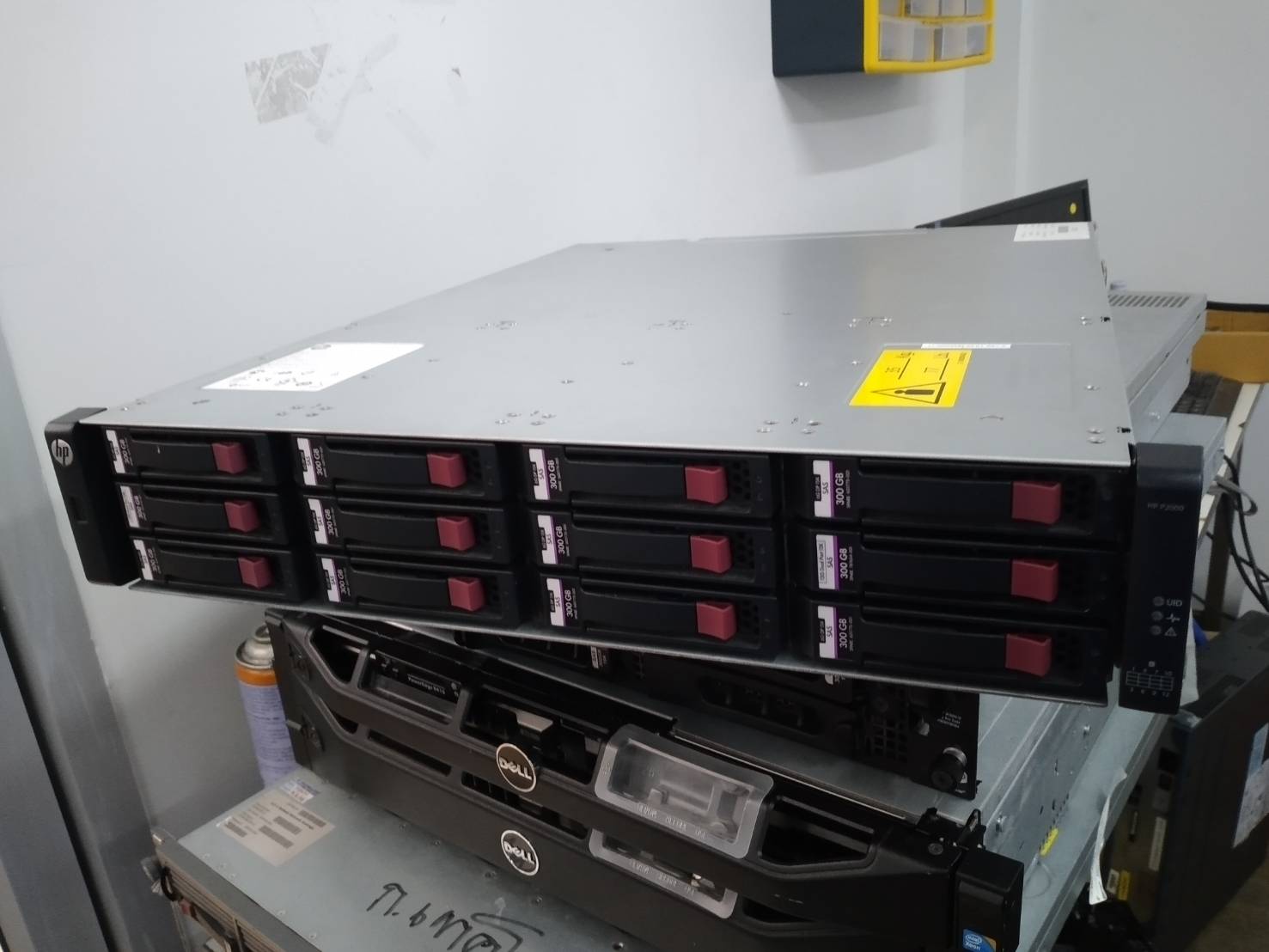 HP StorageWorks MSA P2000 G3 AP845B 12 SAS 300 15Kx 3.5" Fiber port