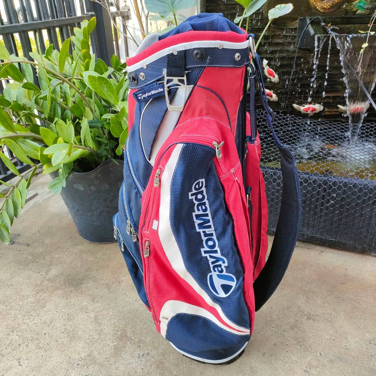 *** ไม่มี COVER *** ถุงกอล์ฟ TAYLORMADE มือสอง แบบ 14 ช่อง สภาพสวยงามมาก ใช้งานดีมาก ถุงของแท้ ราคาของใหม่แพงมาก ไม้กอล์ฟมือสอง ของแท้ BY NakaraLuxurious