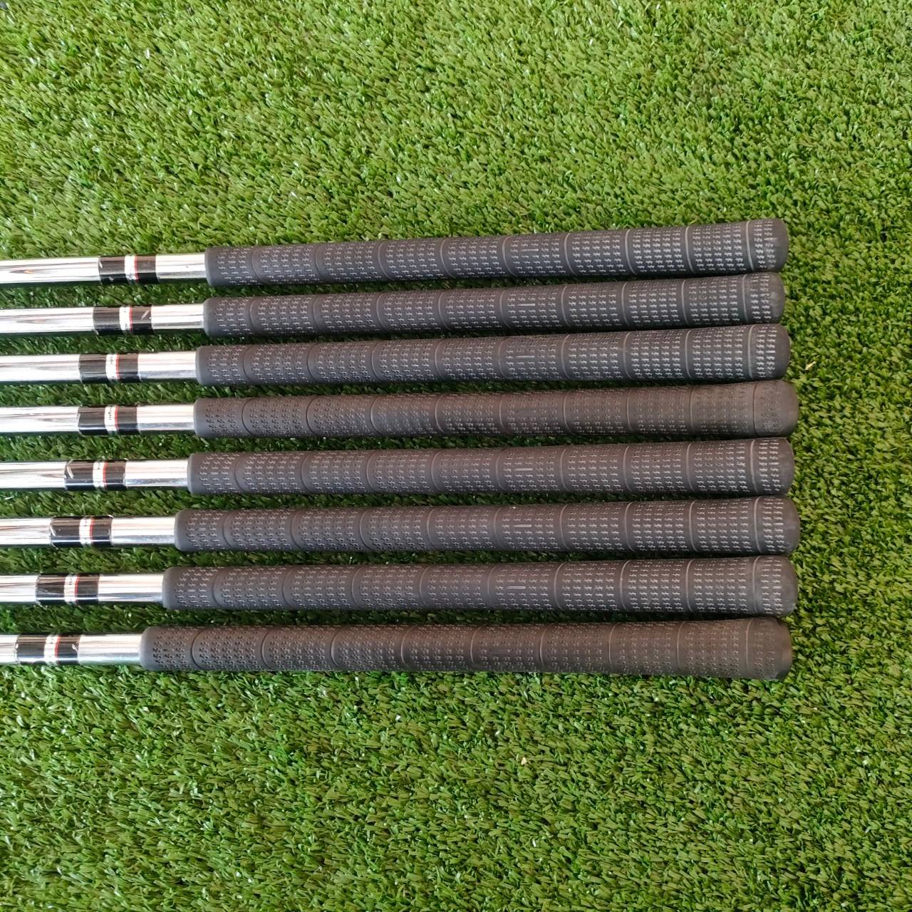 ชุดเหล็ก TAYLORMADE 360 มีเหล็ก 3-9 เเละ PW ก้าน TAYLORMADE S-90 เหล็กใบใหญ่สุดในซีรี่ครับ ตีง่ายและได้ระยะสุดๆ ยังผสม วัสดุ ทังเสตน วางได้บล๊านซ์มาก ตีลูกลอยง่าย ได้ระยะจัดๆเลยครับ ก้านเหล็กเบาเพียงแค่ 90 กรัมเท่านั้น เร่งระยะ ความสนุกได้แบบสุดๆ