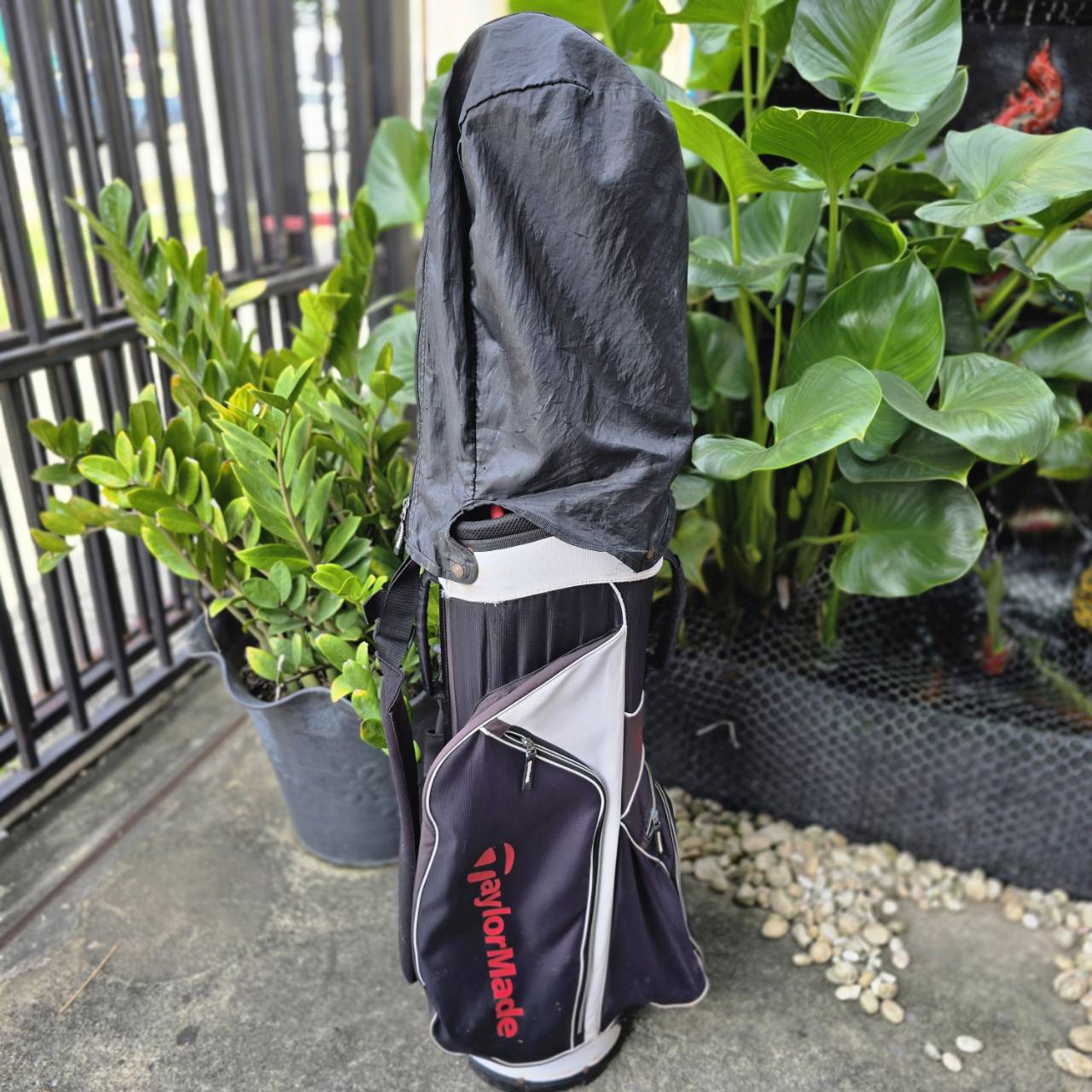 *** มีตำหนิ รูตรง COVER *** ถุงกอล์ฟ Taylormade ของแท้ มือสอง เป็นรุ่นแบบ 14 ช่องค่ะ