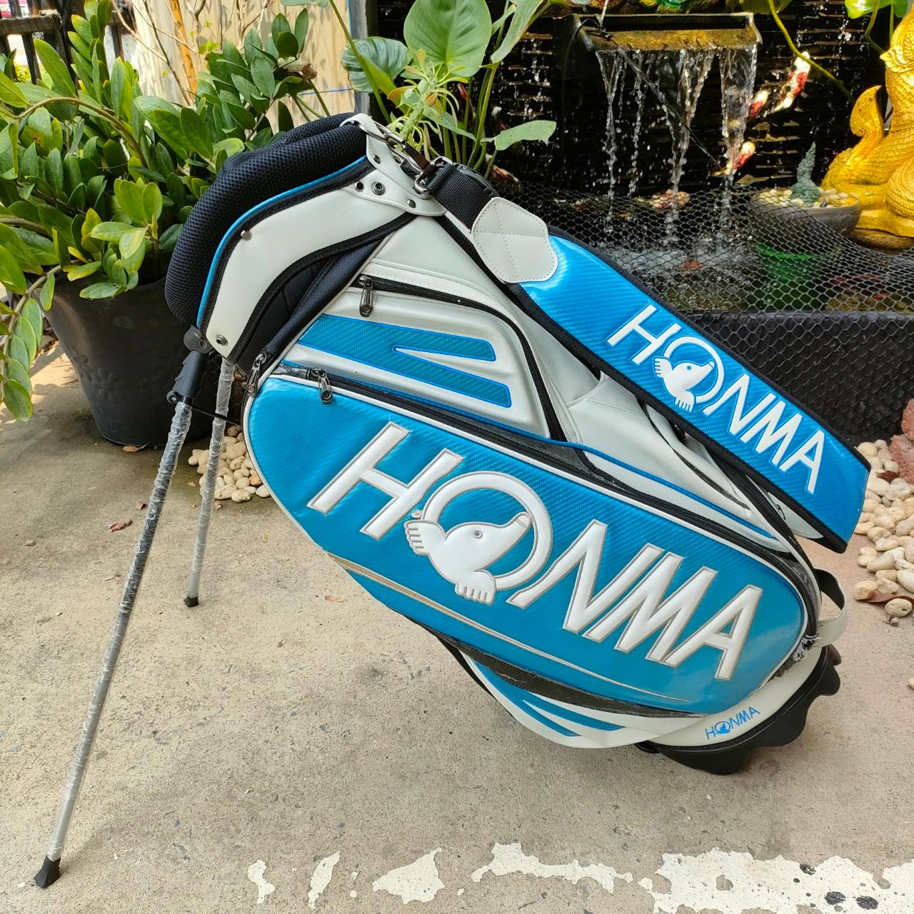 ถุงกอล์ฟขาตั้ง HONMA มือสอง ของแท้ ขาตั้งสวยมาก ใบไม่เล็ก ใส่ไม้กอล์ฟและของได้ครบมากๆ ** ขอบข้างลอกเล็กน้อย ** มีรูปให้ขมชัดเชนค่ะ พรีเมี่ยมมือสอง ของแท้ By NakaraLuxurious