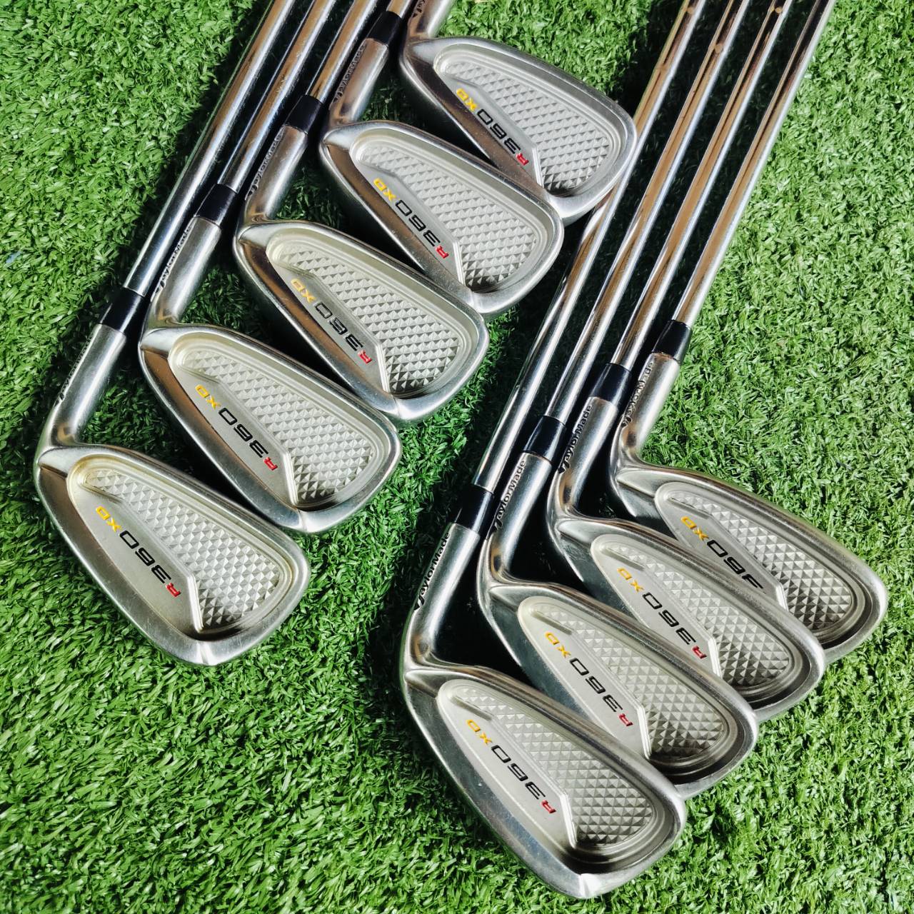 ชุดเหล็ก Taylormade R360 XD ก้านเหล็ก Taylormade FLEX R รุ่น XD เป็นรุ่นหน้าเด้ง ตีไกลมากๆ และชุด 360 เป็นใบใหญ่ตีง่ายที่สุด ฟีลลิ่งที่แสนนุ่มนวล สภาพสวยงามค่ะ ไม้กอล์ฟพรีเมี่ยมมือสอง ของแท้ By NakaraLuxurious