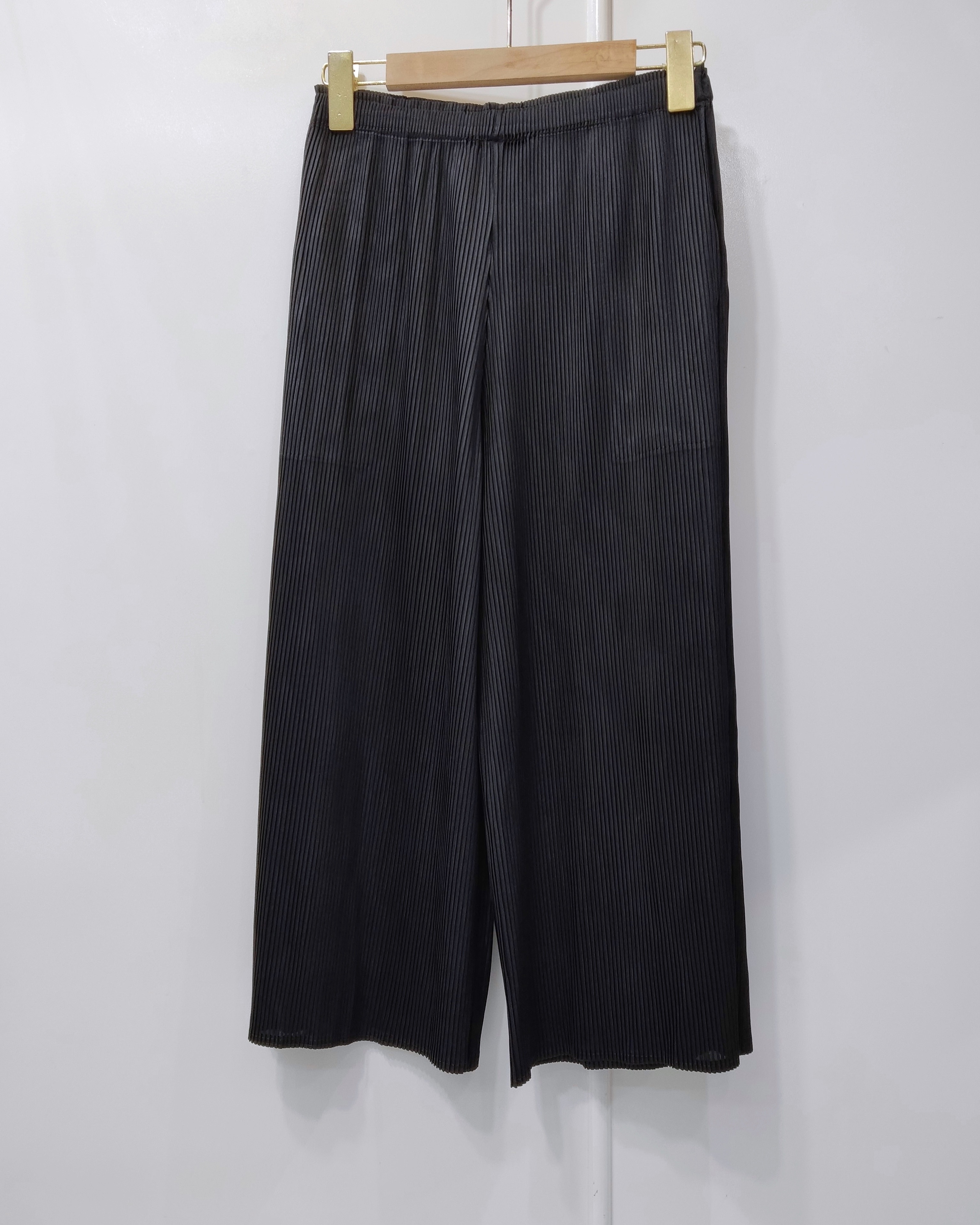 2MUAY รุ่น GM13010 / GM7023 HIGH NECK CAP SLEEVE PLEATED SET สีดำ FREE SIZE