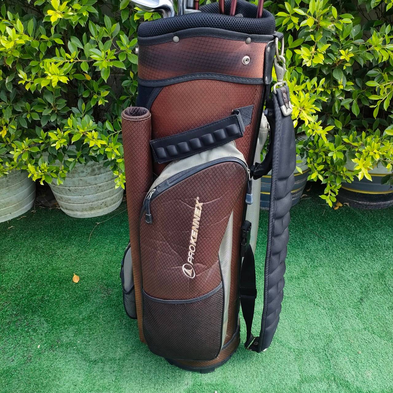 ** ไม้กอล์ฟสำหรับผู้หญิง ** FULLSET PROKENNEX SIGMA ทั้งชุดประกอบด้วย หัวไม้ 1 3 5 ชุดเหล็ก 5-9 เเละ pw sw PUTTER เเละ ถุงกอล์ฟ หัวไม้มีออฟเซ็ท ชดเชยได้สูง คุณผู้ที่หญิงที่ไม่มีเวลาฝึกซ้อม ก็สามารถเล่นได้ง่ายและสนุกมาก เหล็กตีง่าย ครบชุด พร้อมออกรอบได้เลย