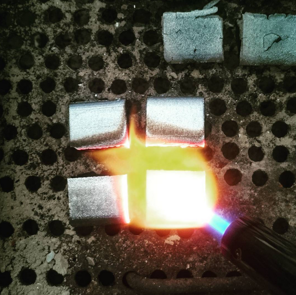 Arab Charcoal Burner ถ่าน ถ่านเผา ถ่านไม้ ถ่านพิเศษ ถ่านชาโคล สำหรับจุดไฟเผา ไม้กฤษณา ไม้จันทน์ กำยาน มดยอบ ยางไม้หอมทุกชนิด ทำจากธรรมชาติ 100% ไร้กลิ่น ไร้ควัน ไม่มีประกายไฟ ปลอดภัย ไร้สารเคมี จุดนานถึง 4-5 ชมต่อชิ้น - 3 กล่อง